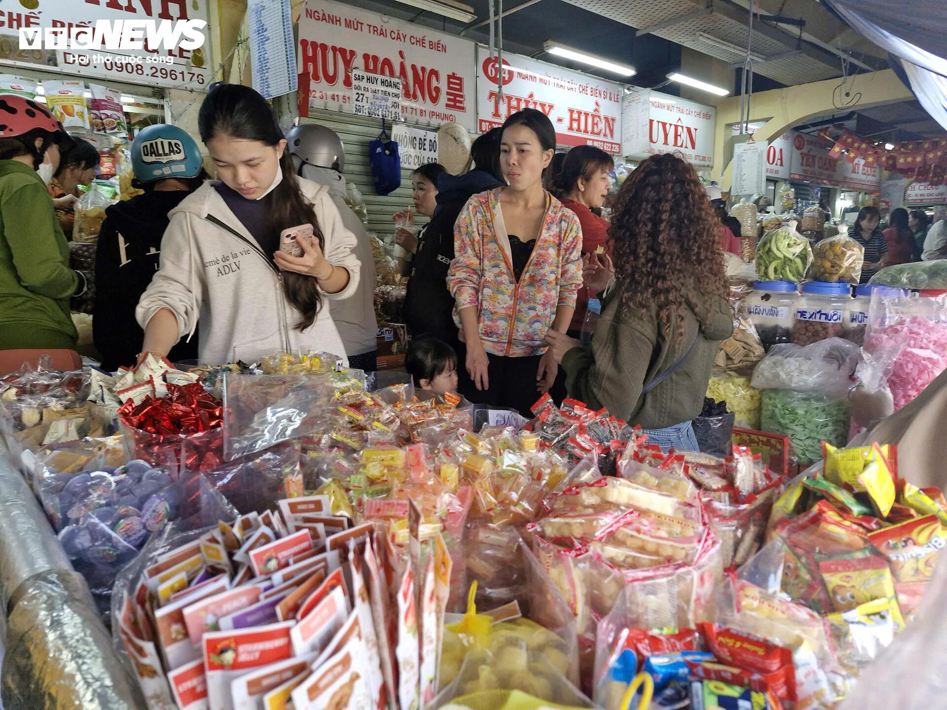 Người dân TP.HCM tất bật mua bánh mứt, tôm cá khô làm quà biếu Tết - 7