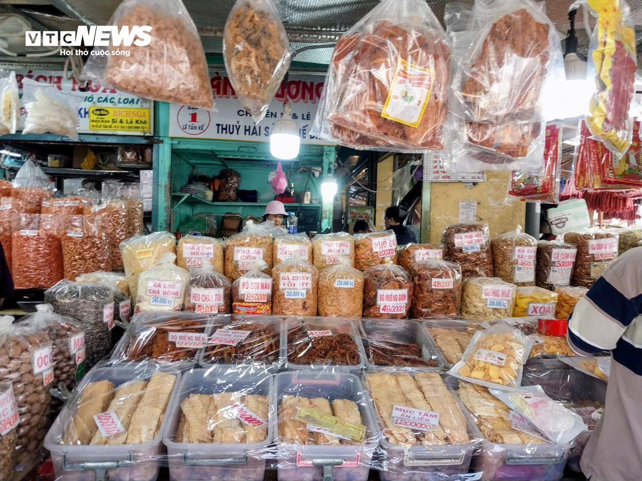 Người dân TP.HCM tất bật mua bánh mứt, tôm cá khô làm quà biếu Tết - 5