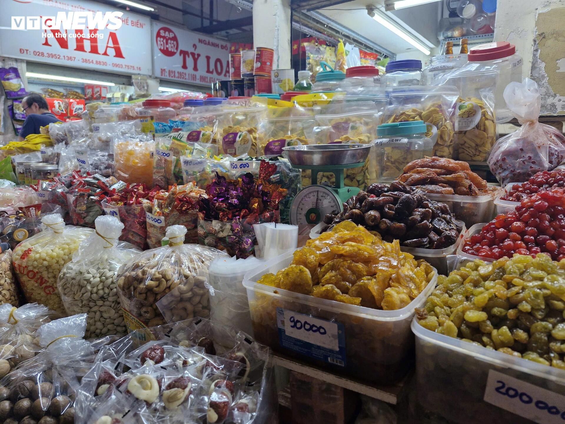 Người dân TP.HCM tất bật mua bánh mứt, tôm cá khô làm quà biếu Tết - 8