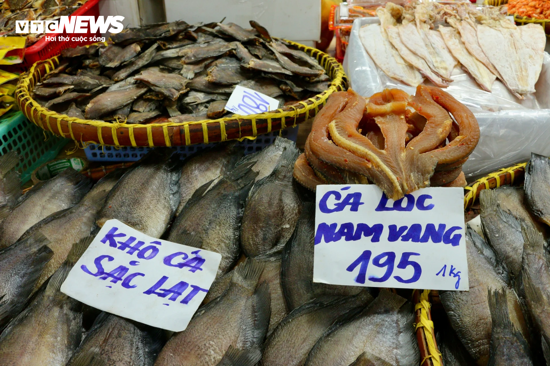 Người dân TP.HCM tất bật mua bánh mứt, tôm cá khô làm quà biếu Tết - 3