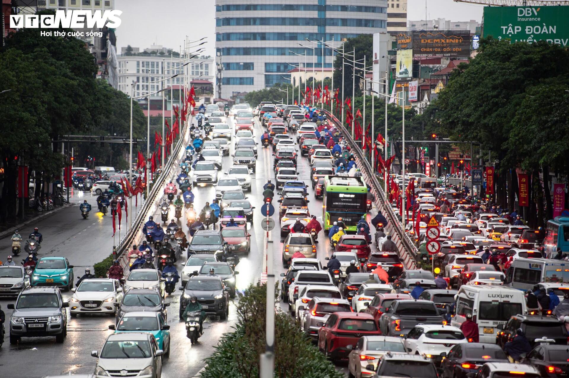 Người Hà Nội đổ ra đường sắm Tết, giao thông kẹt cứng từ sáng sớm - 17
