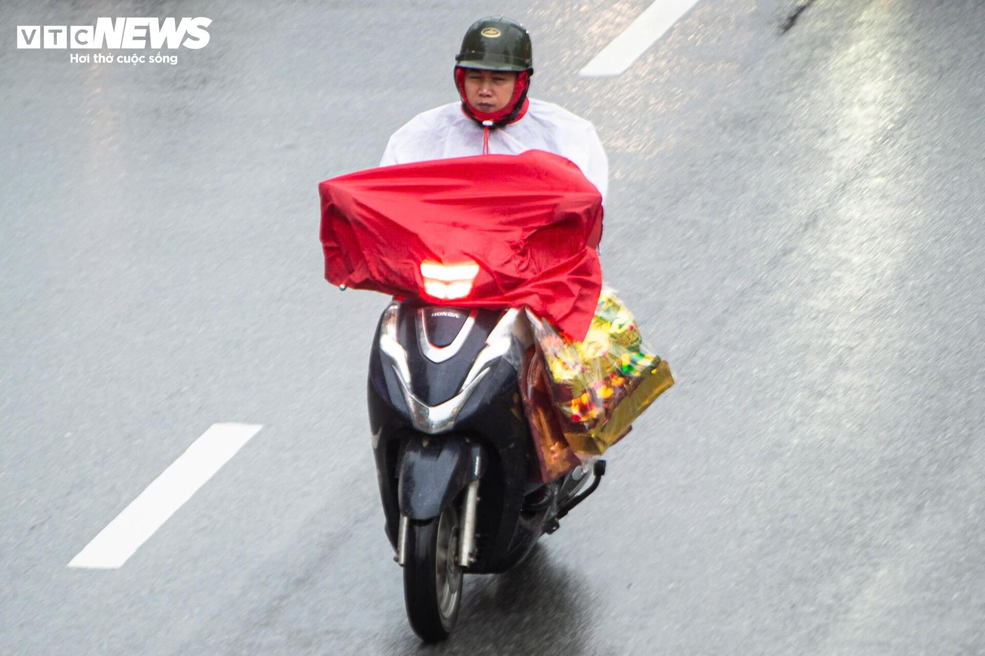 Người Hà Nội đổ ra đường sắm Tết, giao thông kẹt cứng từ sáng sớm - 2