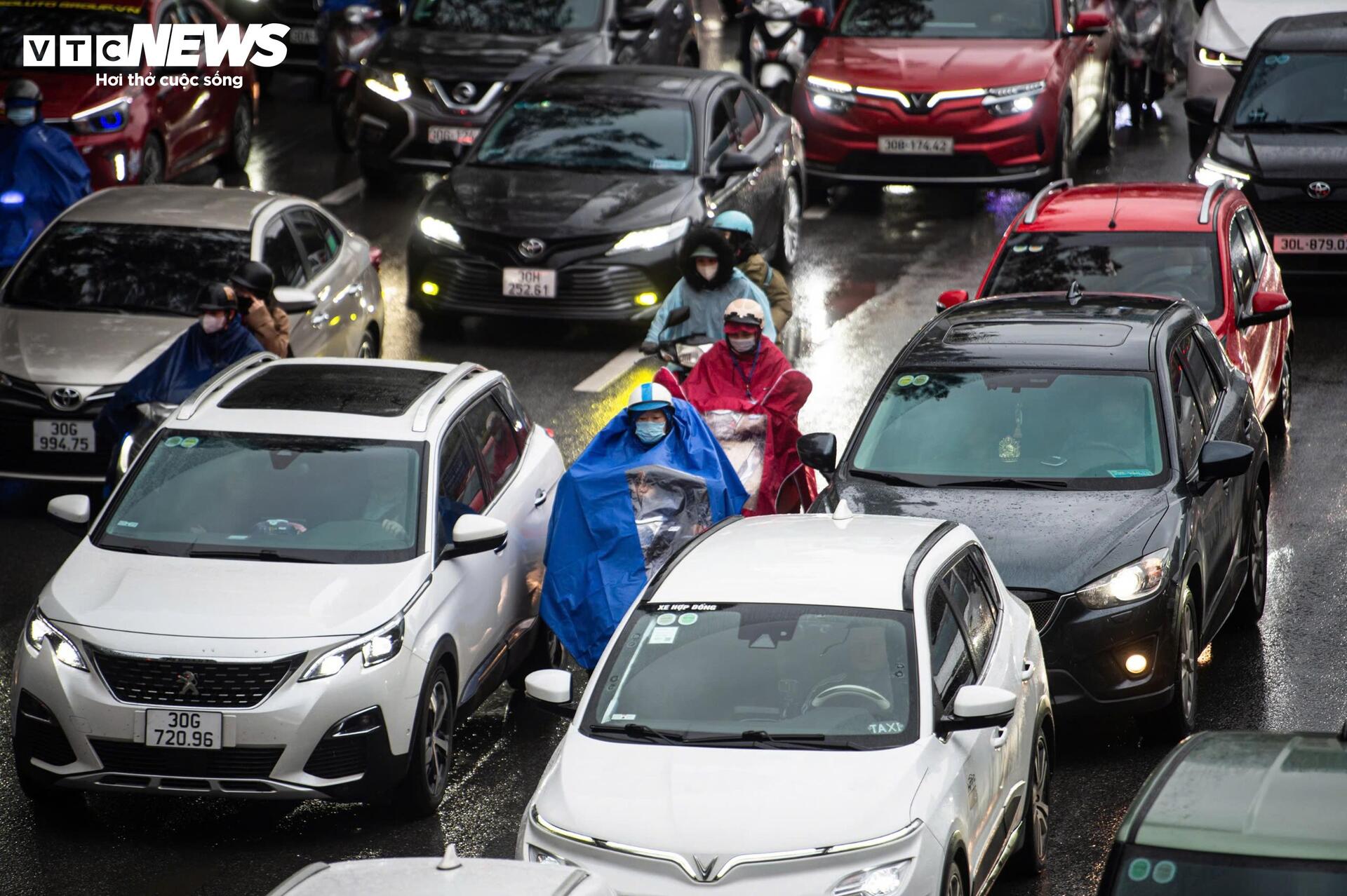 Người Hà Nội đổ ra đường sắm Tết, giao thông kẹt cứng từ sáng sớm - 3