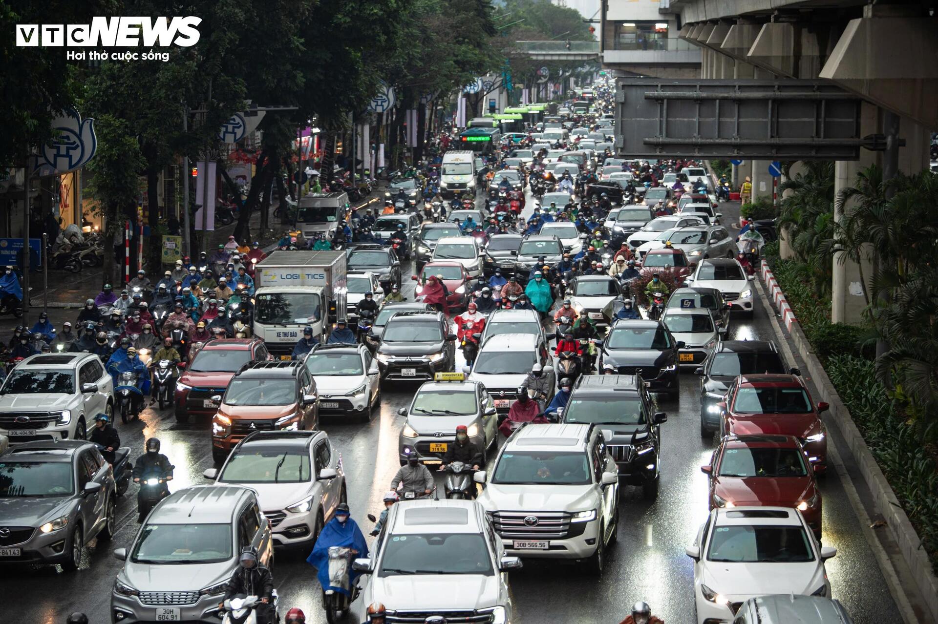 Người Hà Nội đổ ra đường sắm Tết, giao thông kẹt cứng từ sáng sớm - 4
