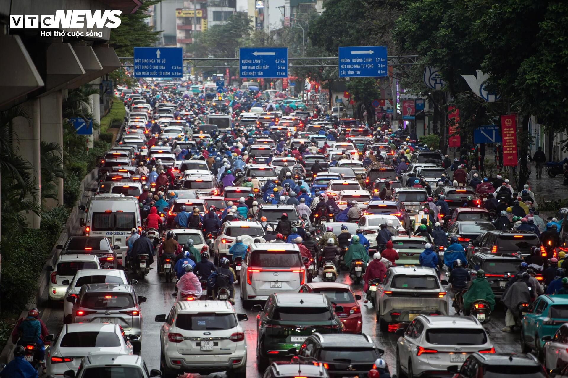 Người Hà Nội đổ ra đường sắm Tết, giao thông kẹt cứng từ sáng sớm - 5