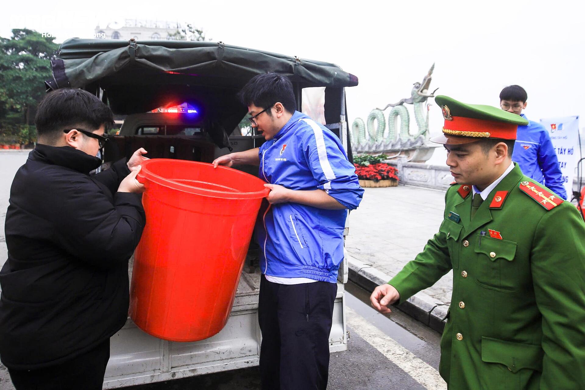 Công an dùng xe chuyên dụng chở cá chép giúp dân tiễn ông Công, ông Táo - 10