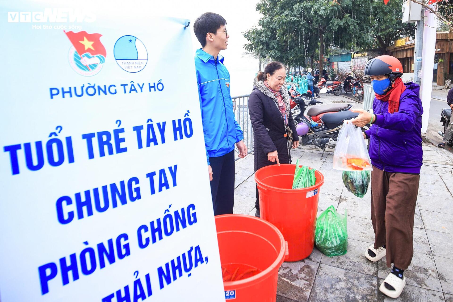 Công an dùng xe chuyên dụng chở cá chép giúp dân tiễn ông Công, ông Táo - 11
