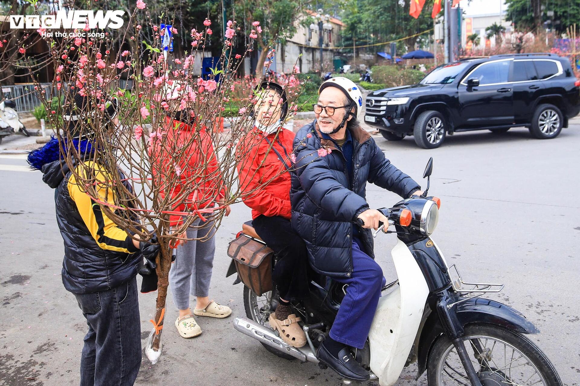 Công an dùng xe chuyên dụng chở cá chép giúp dân tiễn ông Công, ông Táo - 12