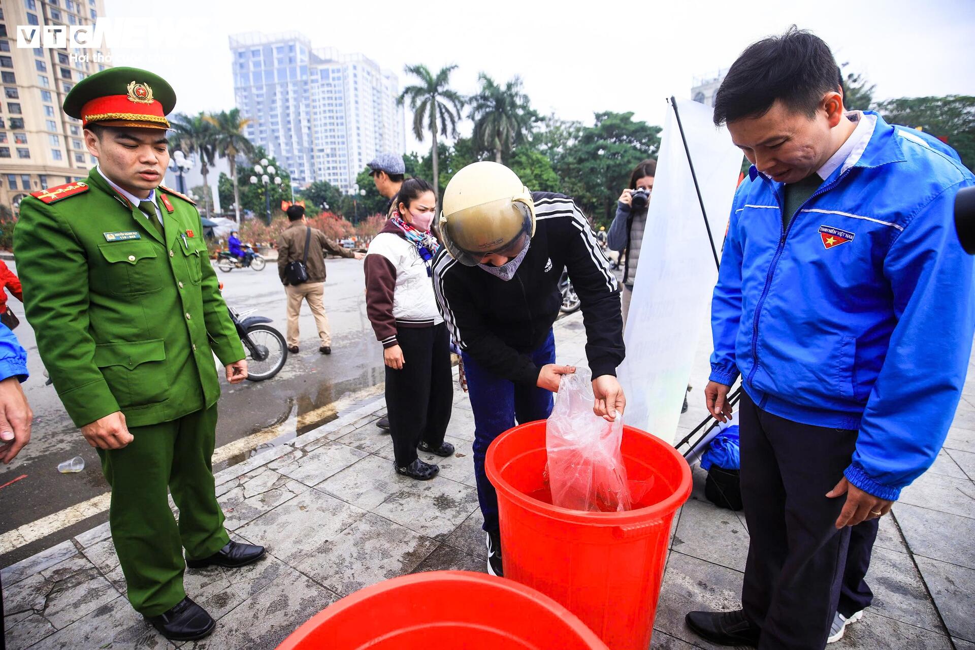 Công an dùng xe chuyên dụng chở cá chép giúp dân tiễn ông Công, ông Táo - 13
