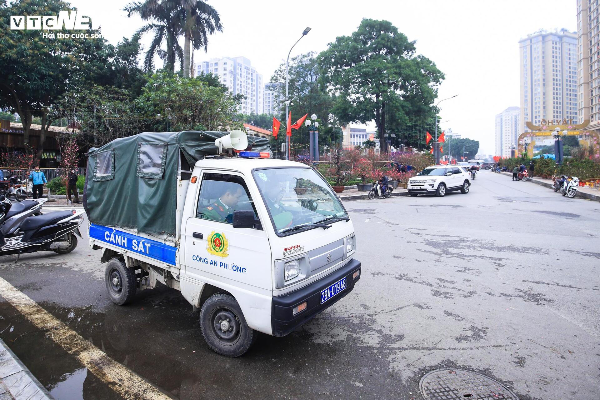 Công an dùng xe chuyên dụng chở cá chép giúp dân tiễn ông Công, ông Táo - 14