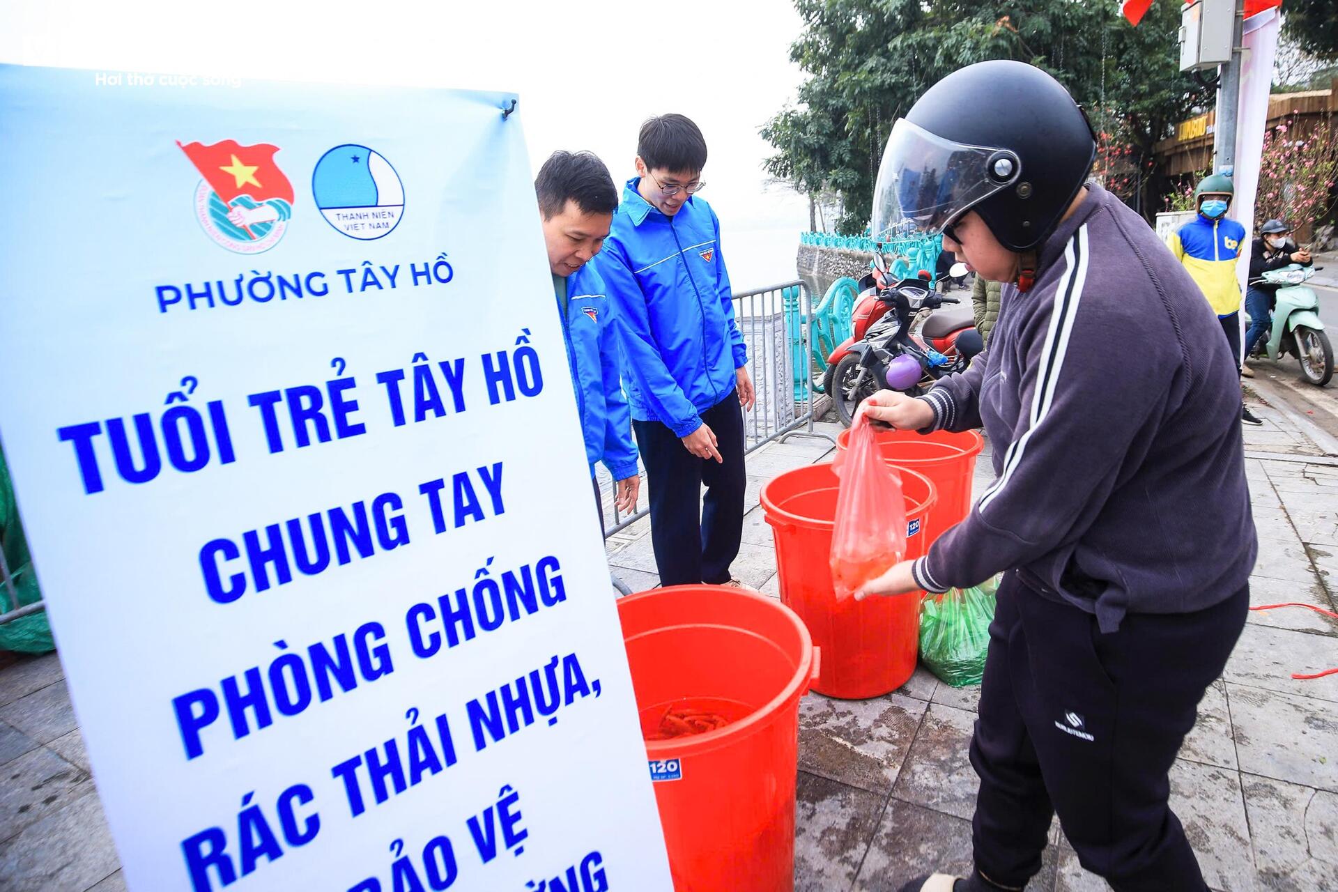 Công an dùng xe chuyên dụng chở cá chép giúp dân tiễn ông Công, ông Táo - 2