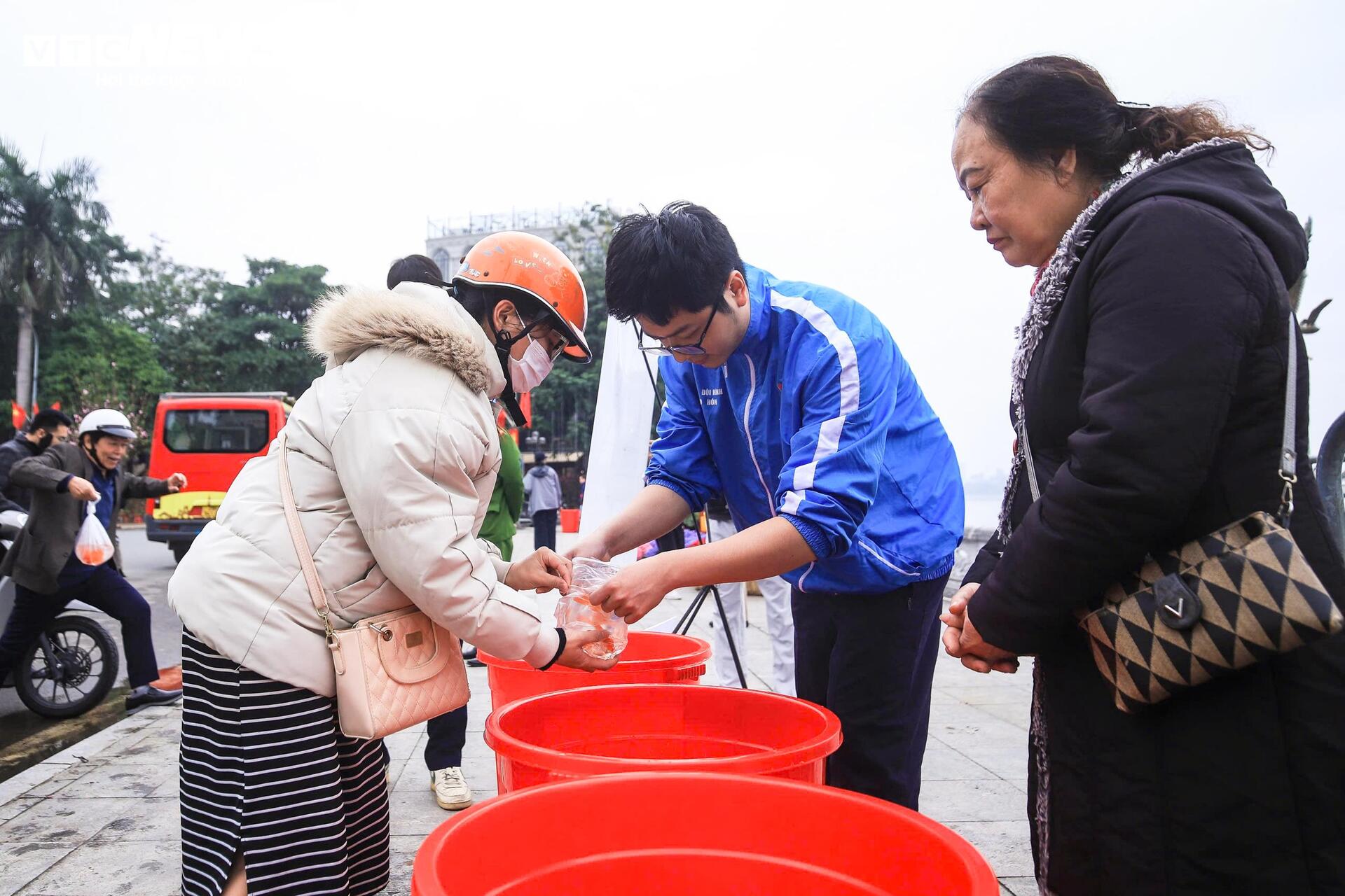 Công an dùng xe chuyên dụng chở cá chép giúp dân tiễn ông Công, ông Táo - 3