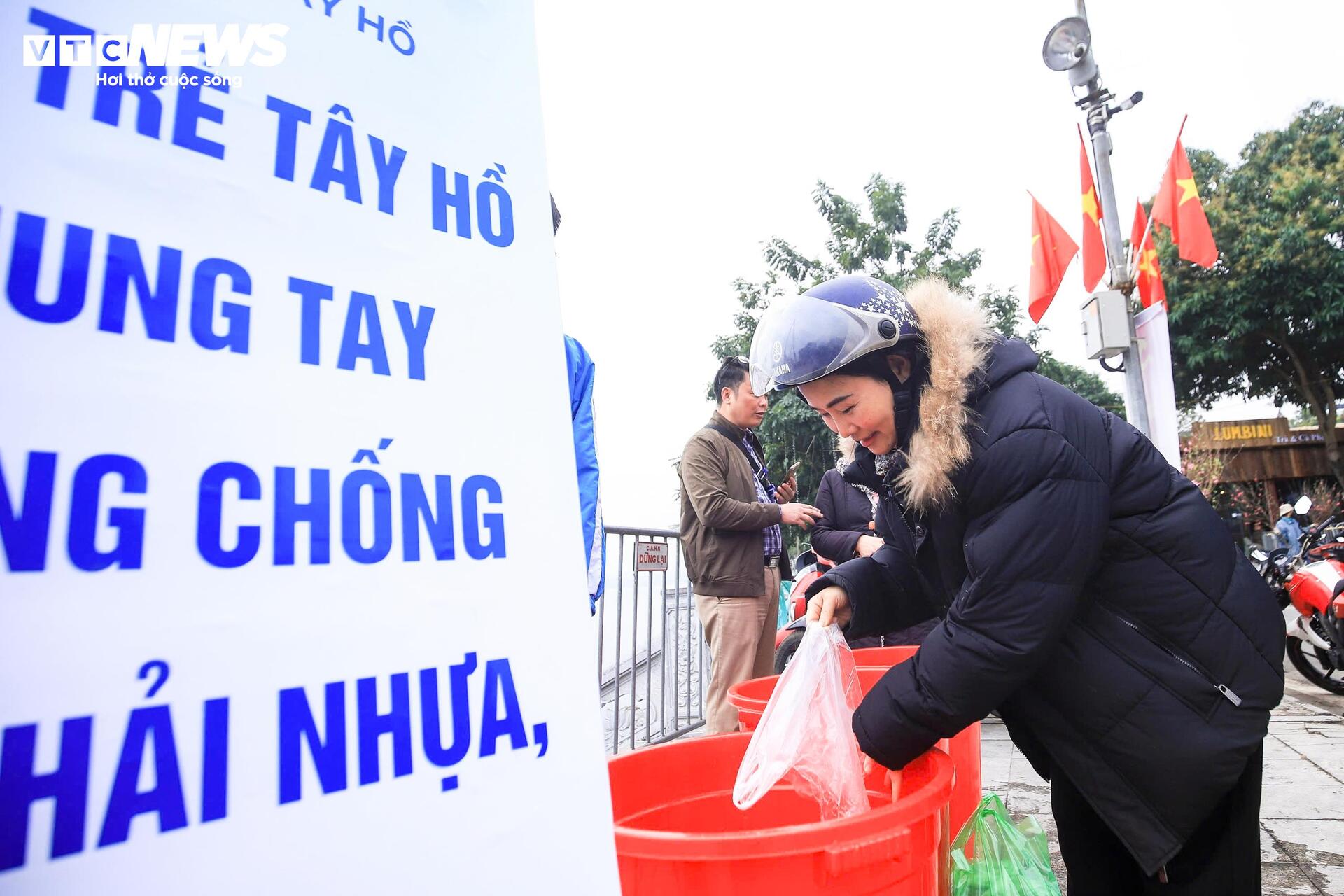 Công an dùng xe chuyên dụng chở cá chép giúp dân tiễn ông Công, ông Táo - 4