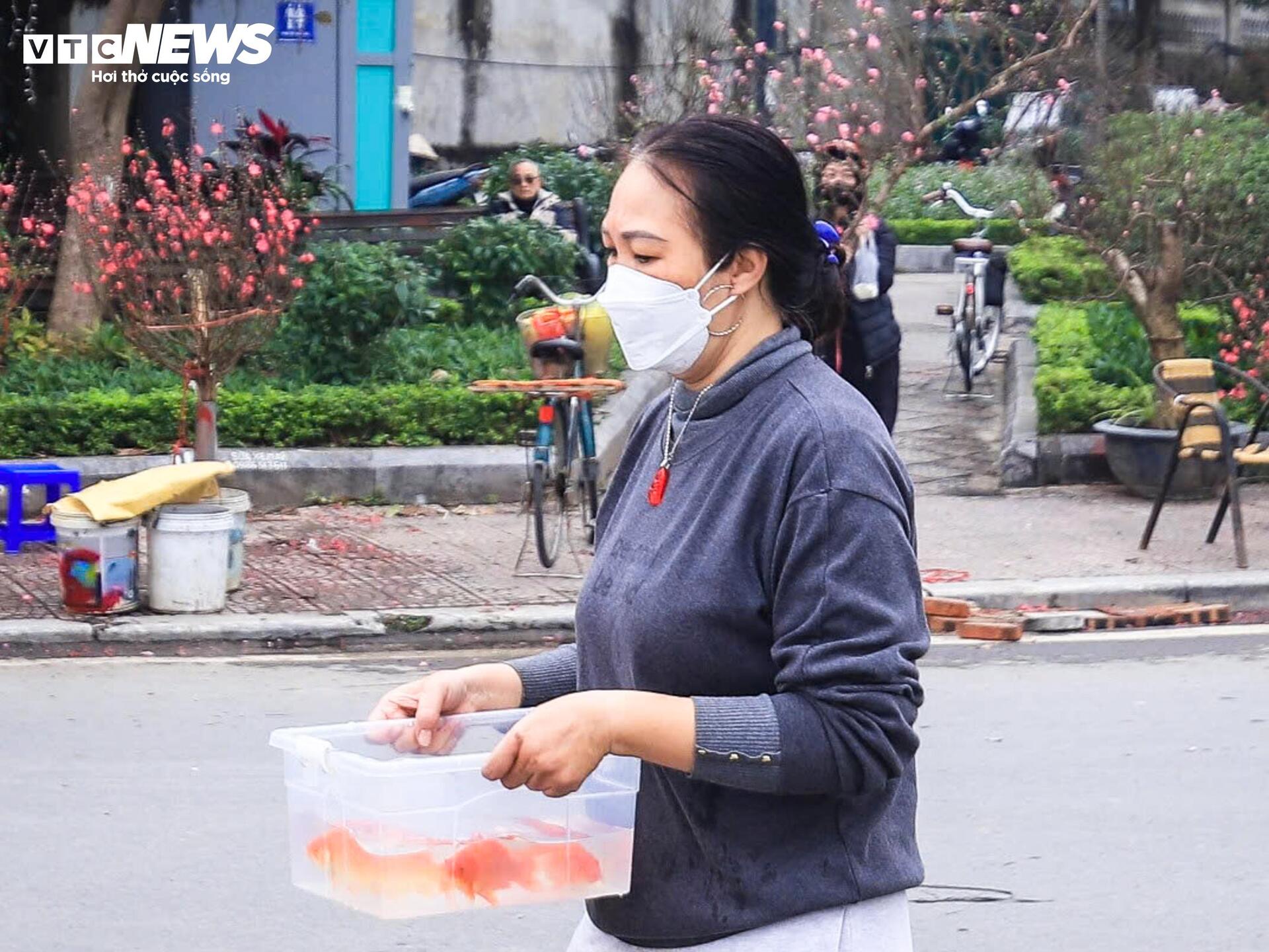 Công an dùng xe chuyên dụng chở cá chép giúp dân tiễn ông Công, ông Táo - 6