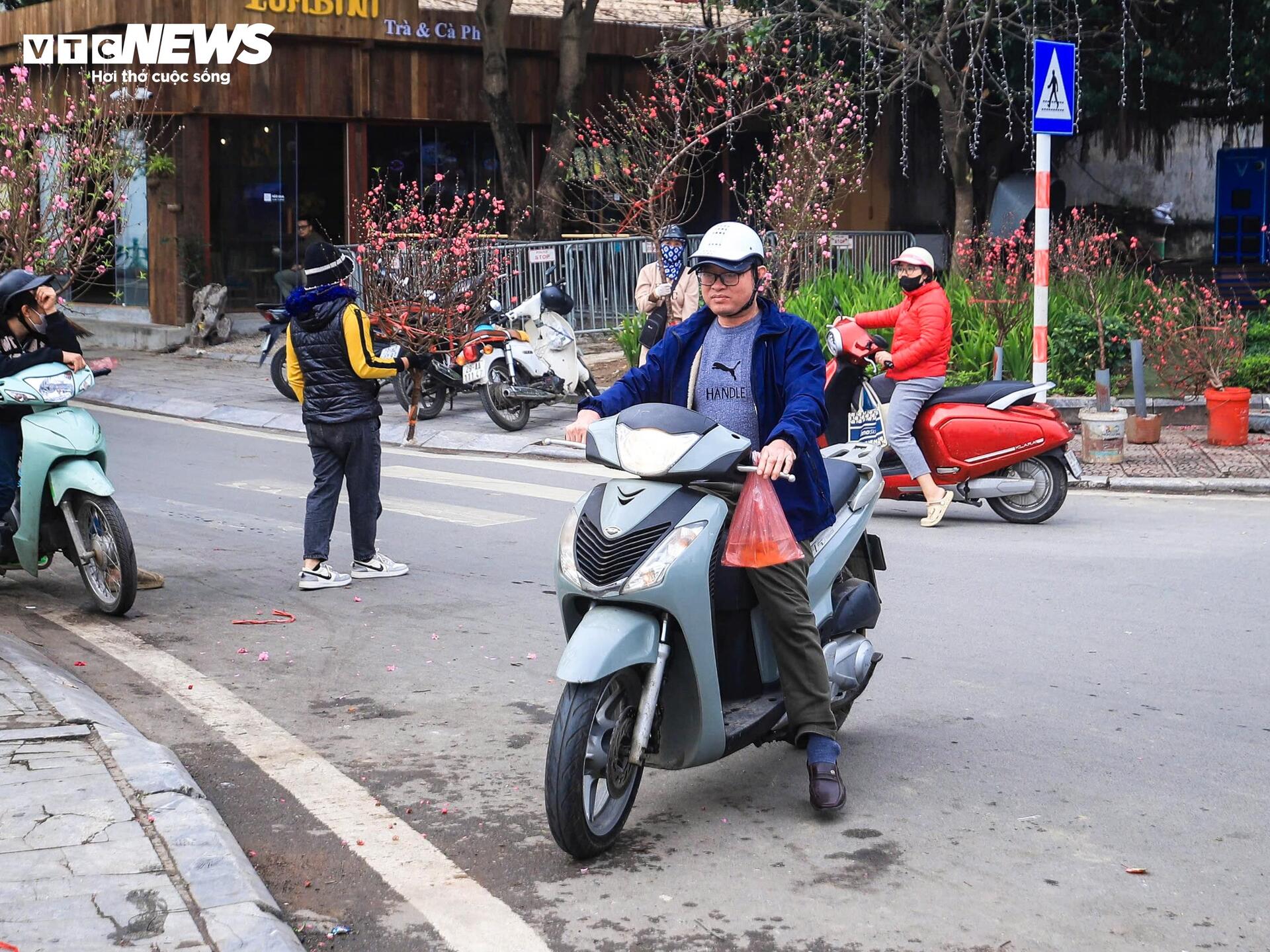Công an dùng xe chuyên dụng chở cá chép giúp dân tiễn ông Công, ông Táo - 5