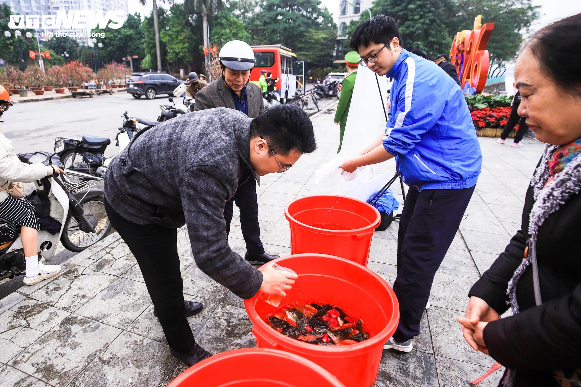 Công an dùng xe chuyên dụng chở cá chép giúp dân tiễn ông Công, ông Táo - 8