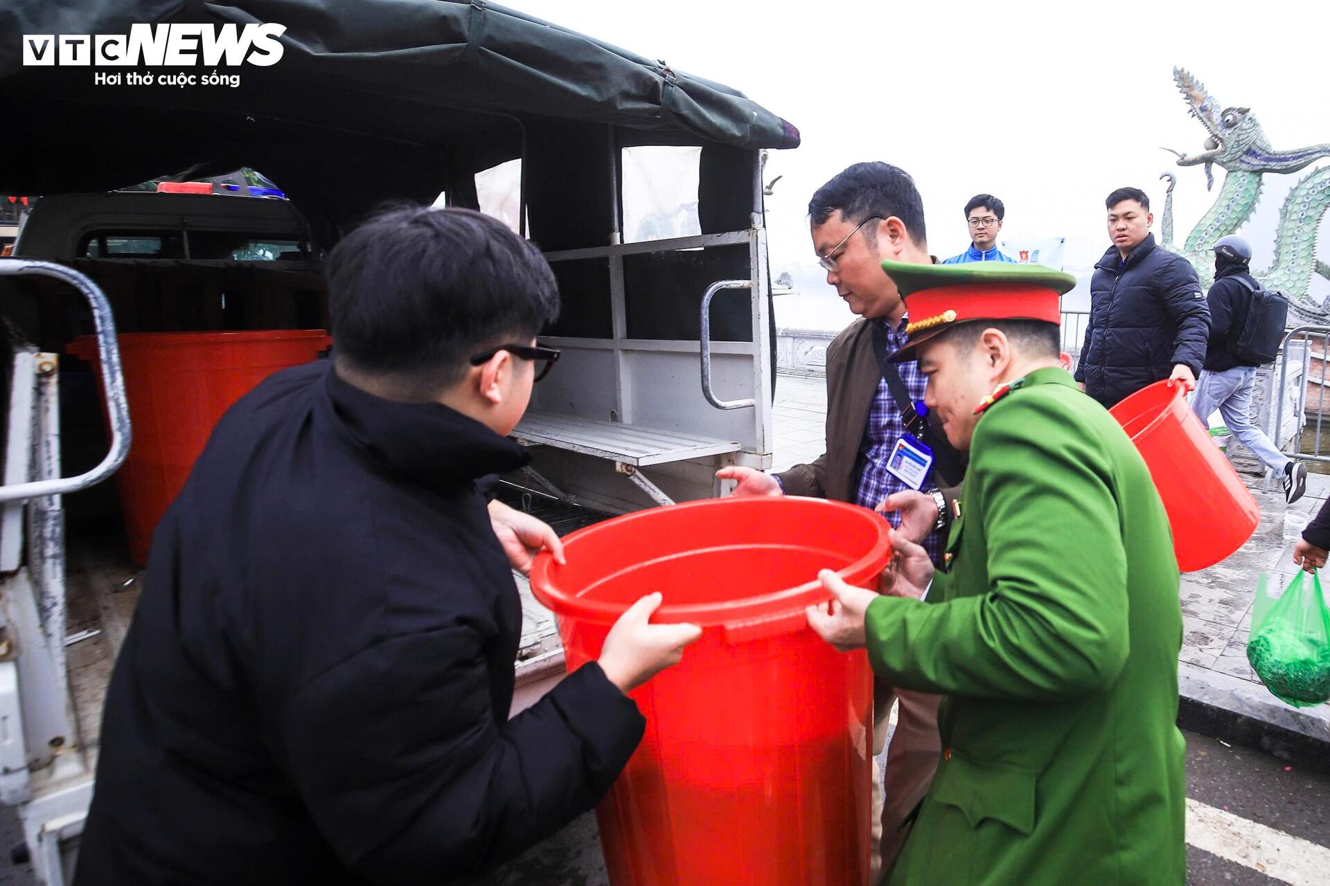 Công an dùng xe chuyên dụng chở cá chép giúp dân tiễn ông Công, ông Táo - 9