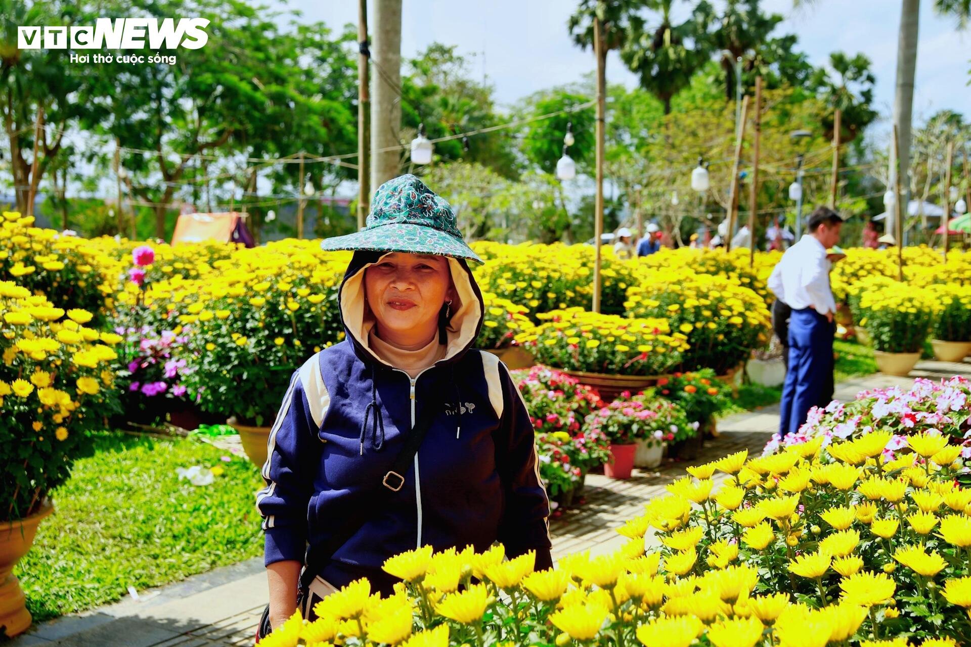 Tiểu thương chợ hoa cúc Tết xứ Huế vui mừng vì khách hàng tăng đột biến - 6