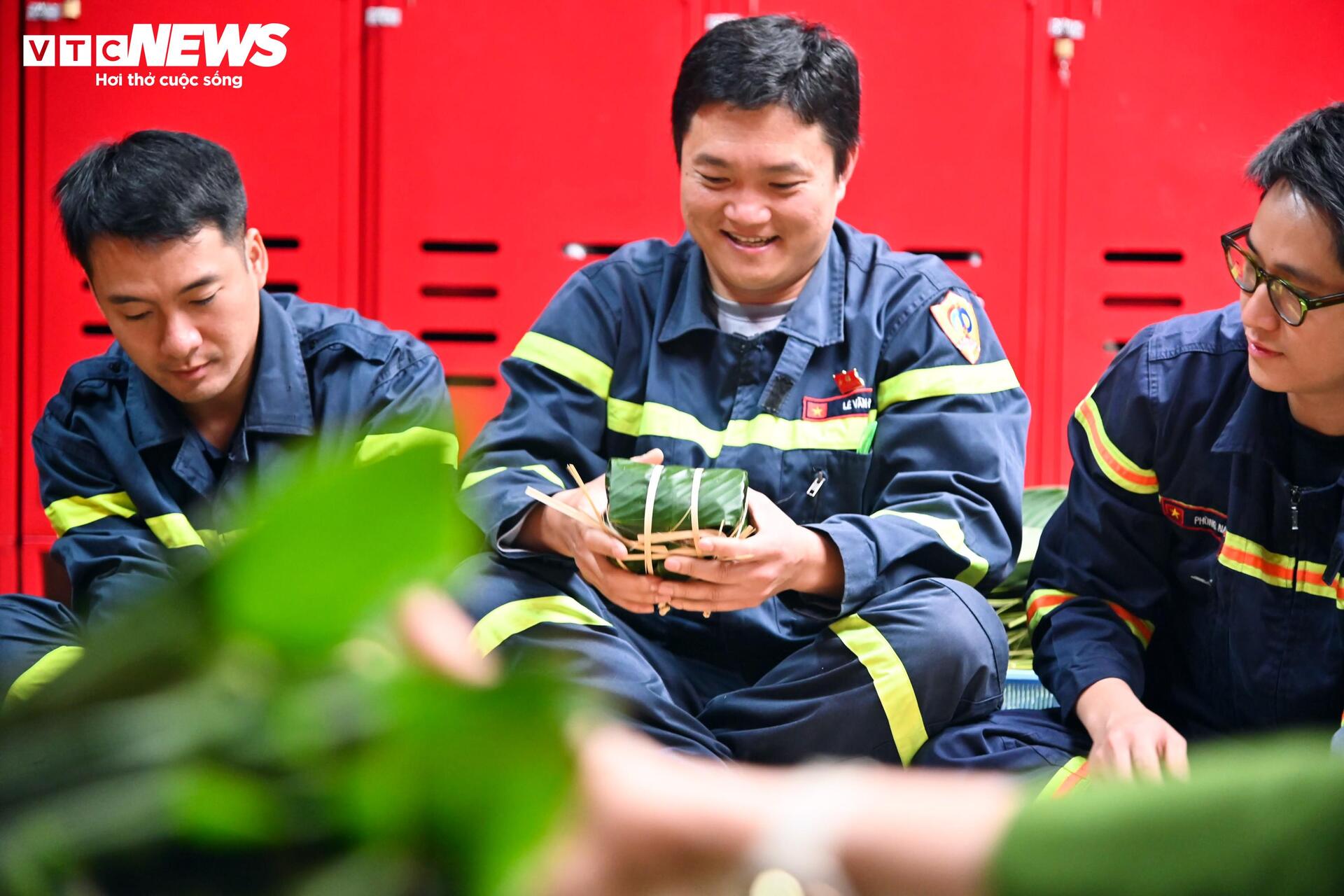 Lính cứu hỏa Thủ đô gói bánh chưng, trực chiến đảm bảo bình yên ngày Tết - 5