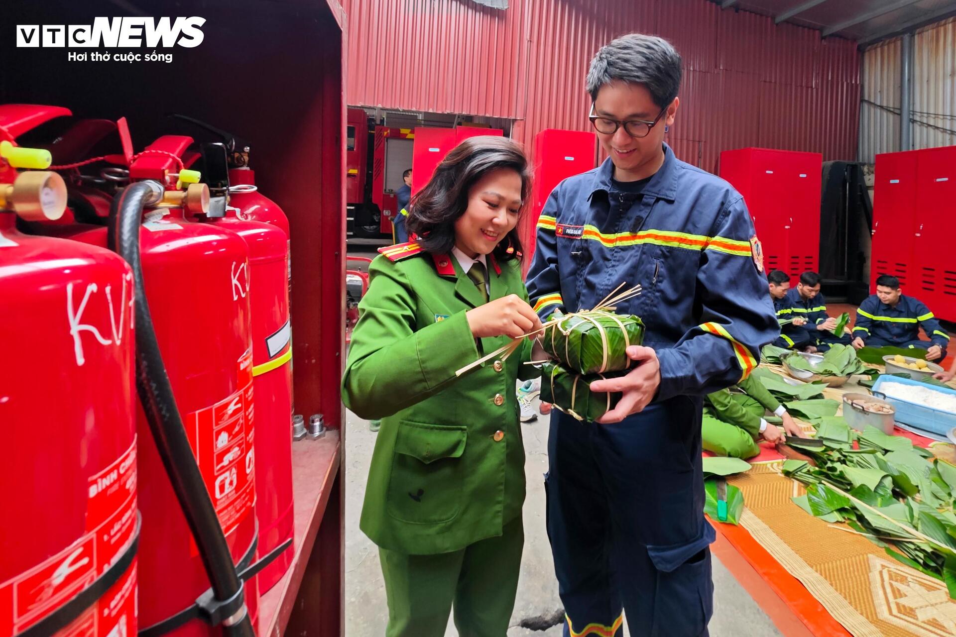 Lính cứu hỏa Thủ đô gói bánh chưng, trực chiến đảm bảo bình yên ngày Tết - 8