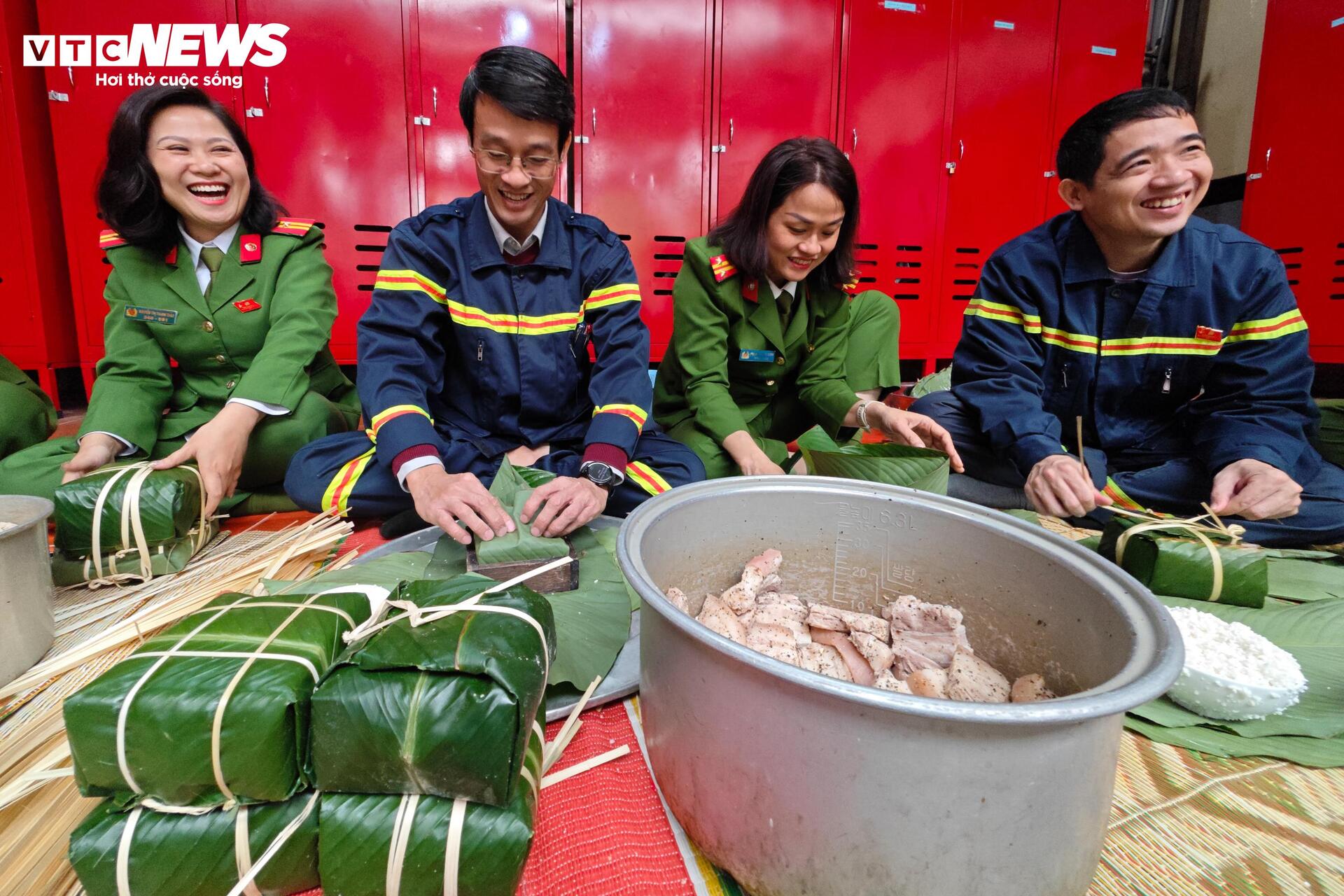 Lính cứu hỏa Thủ đô gói bánh chưng, trực chiến đảm bảo bình yên ngày Tết - 3