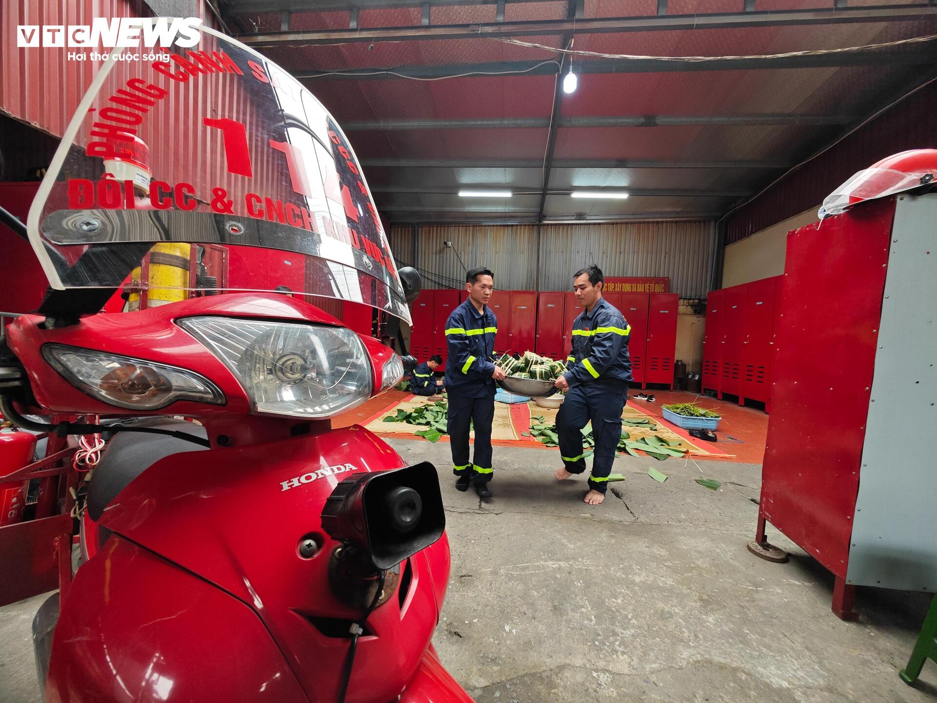 Lính cứu hỏa Thủ đô gói bánh chưng, trực chiến đảm bảo bình yên ngày Tết - 9