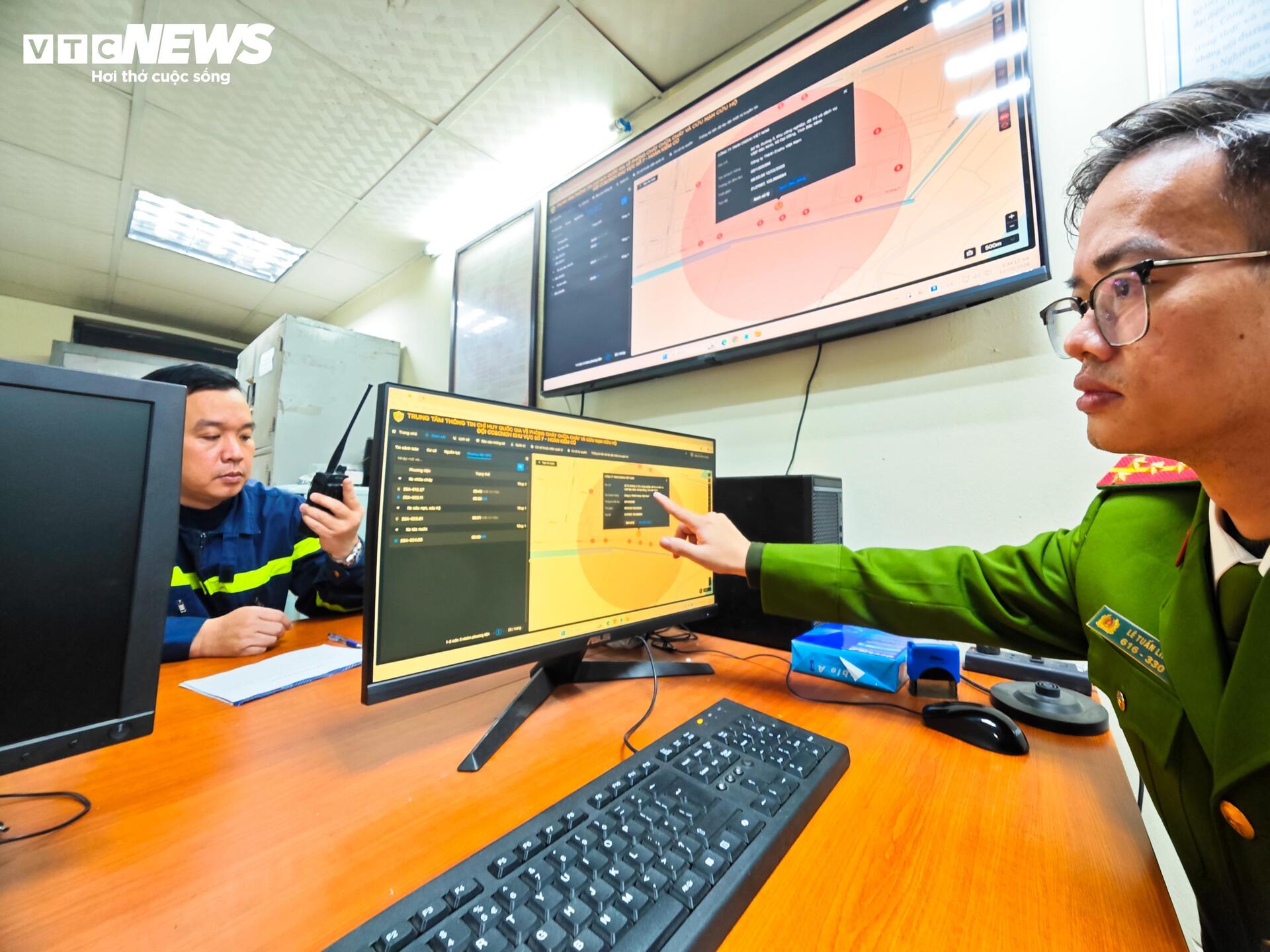 Lính cứu hỏa Thủ đô gói bánh chưng, trực chiến đảm bảo bình yên ngày Tết - 13