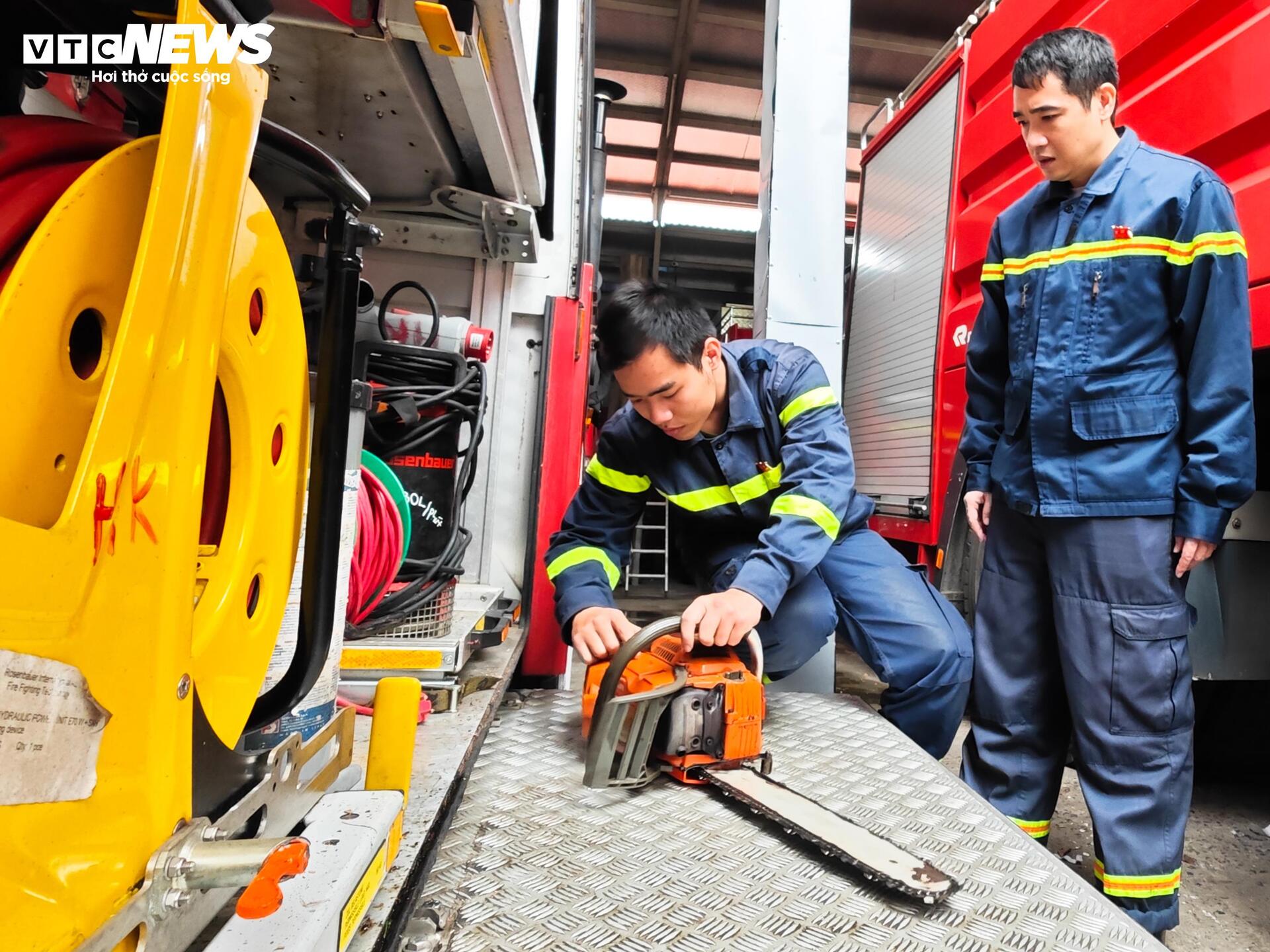 Lính cứu hỏa Thủ đô gói bánh chưng, trực chiến đảm bảo bình yên ngày Tết - 11