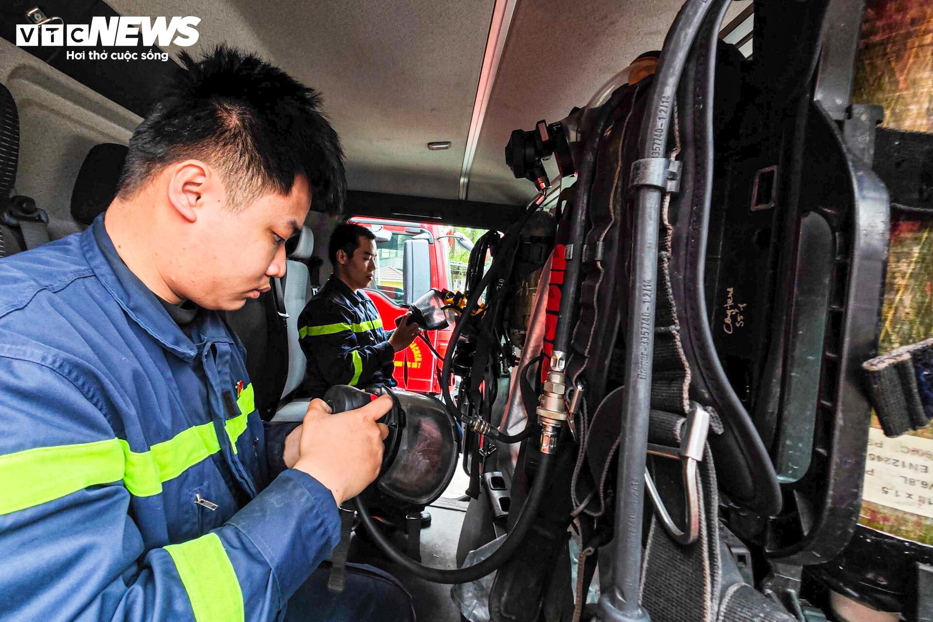 Lính cứu hỏa Thủ đô gói bánh chưng, trực chiến đảm bảo bình yên ngày Tết - 12