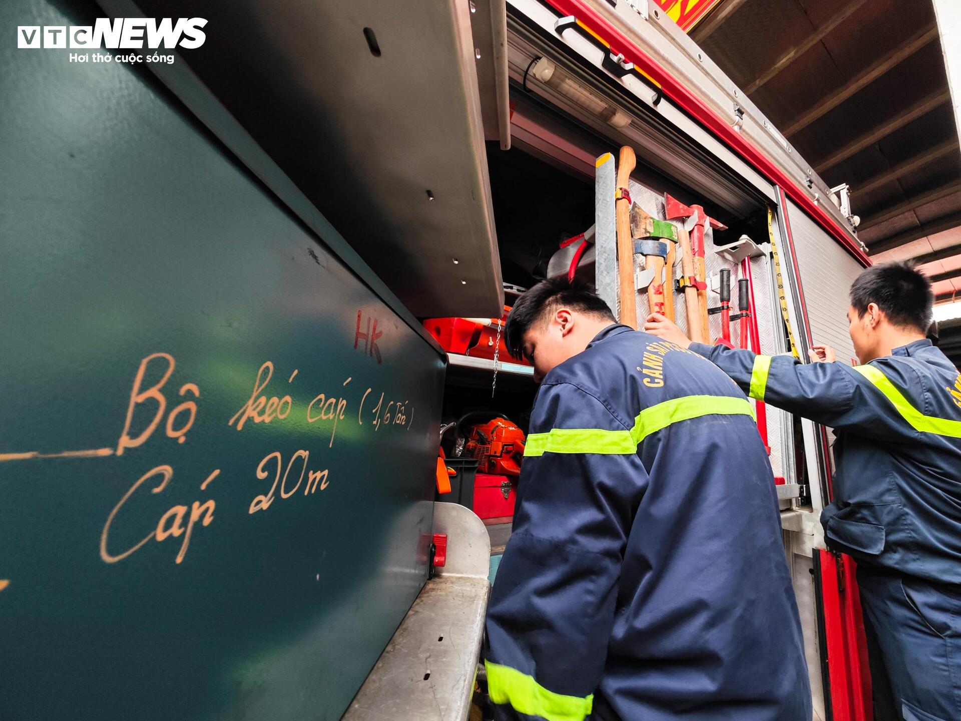 Lính cứu hỏa Thủ đô gói bánh chưng, trực chiến đảm bảo bình yên ngày Tết - 10