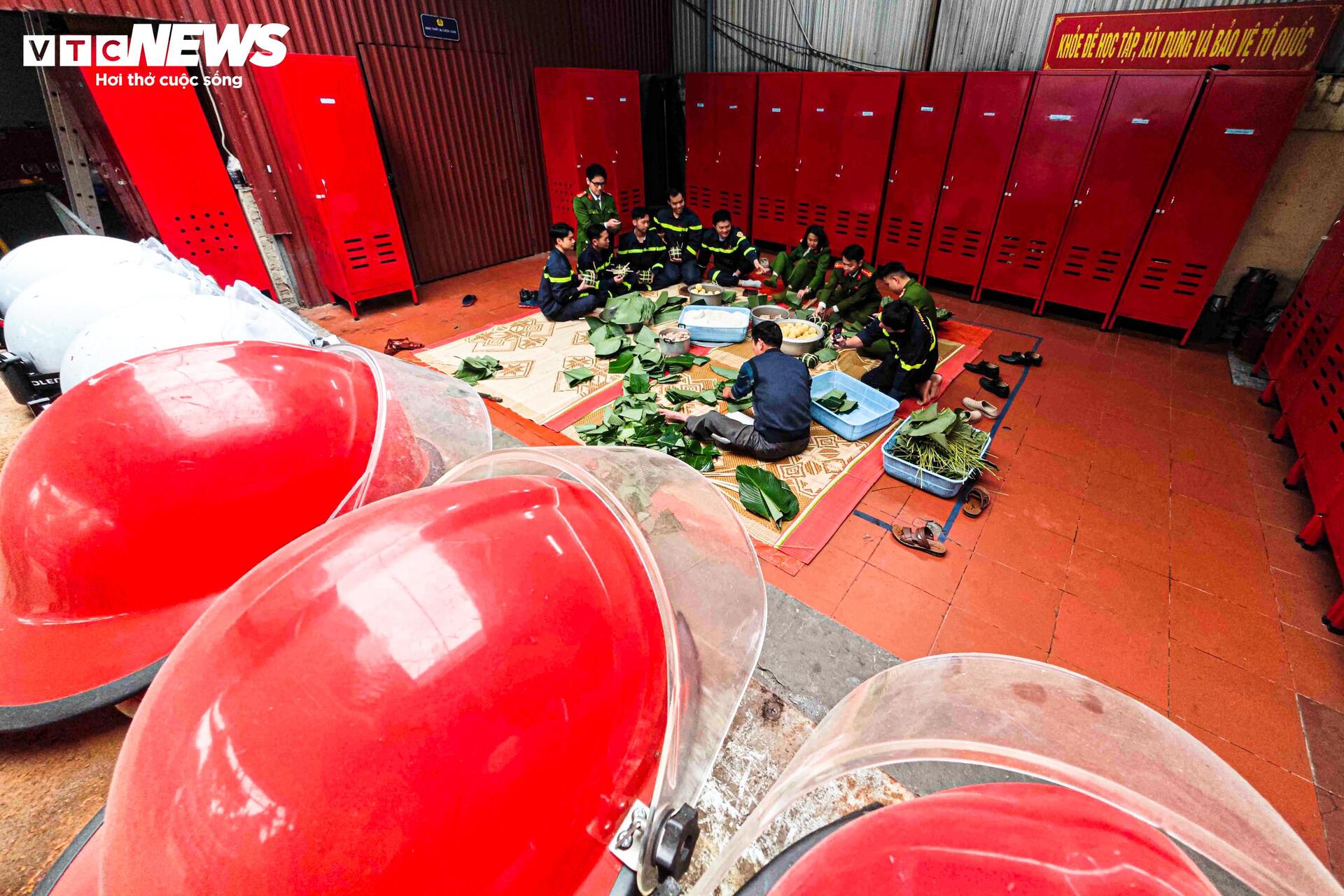 Lính cứu hỏa Thủ đô gói bánh chưng, trực chiến đảm bảo bình yên ngày Tết - 1