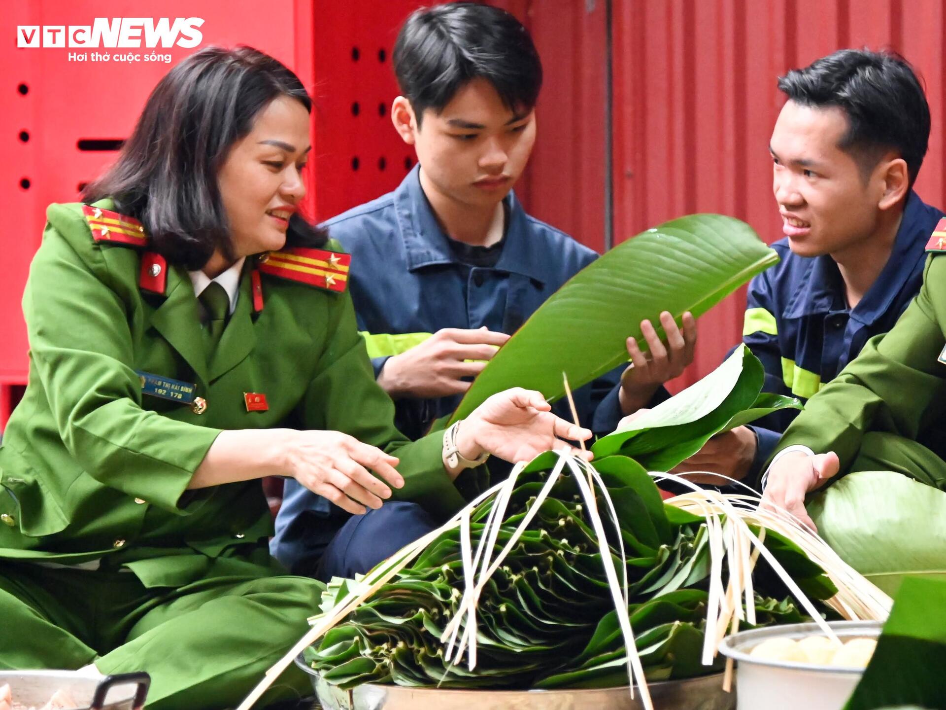 Lính cứu hỏa Thủ đô gói bánh chưng, trực chiến đảm bảo bình yên ngày Tết - 4