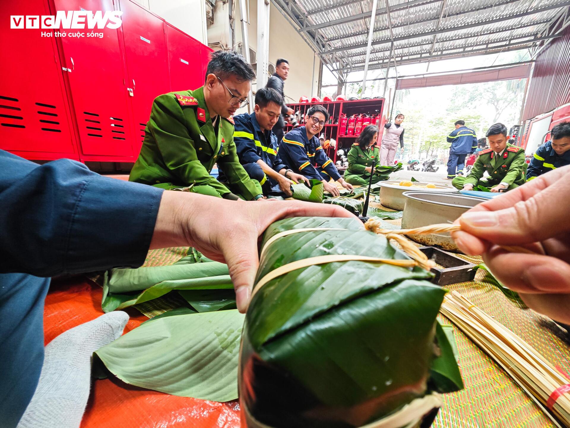 Lính cứu hỏa Thủ đô gói bánh chưng, trực chiến đảm bảo bình yên ngày Tết - 2