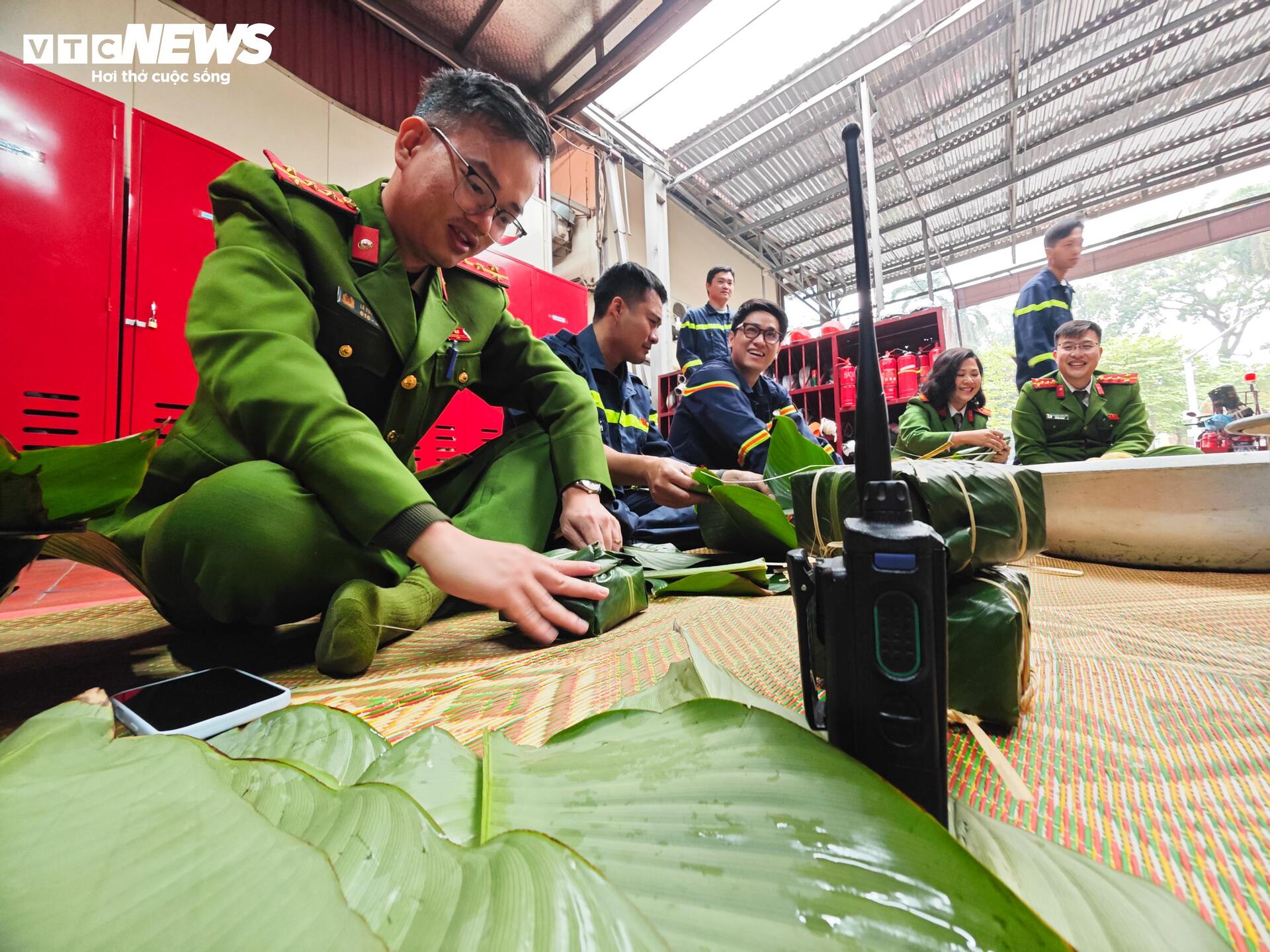 Lính cứu hỏa Thủ đô gói bánh chưng, trực chiến đảm bảo bình yên ngày Tết - 6