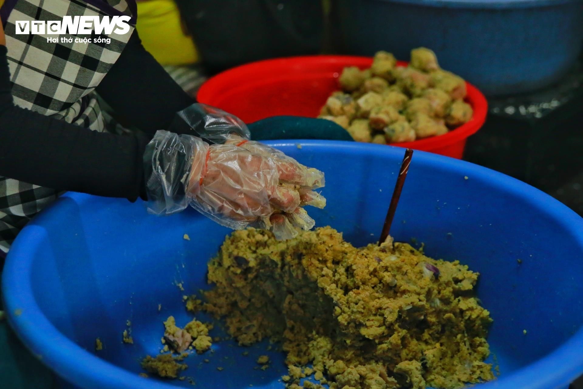 Thủ phủ nghề làm bánh chưng ngon nức tiếng xứ Huế tất bật ngày cận Tết - 6