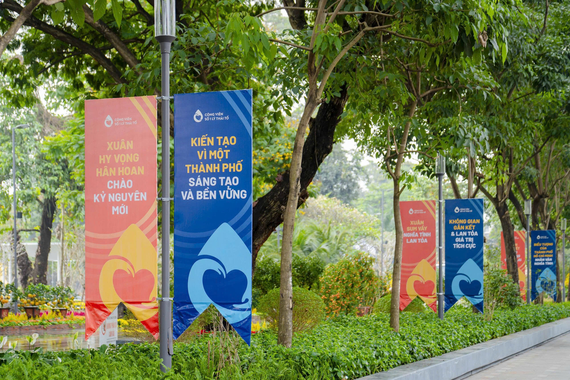 Vườn xuân bên trong công viên tưởng niệm nạn nhân COVID-19 ở TP.HCM - 18