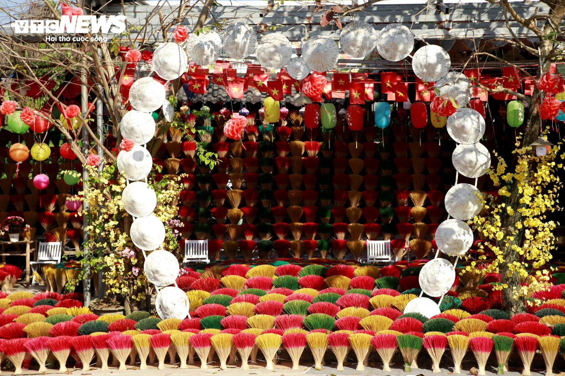 'Mùi Tết' ở làng nghề 700 tuổi hút khách du lịch bậc nhất Cố đô Huế - 1