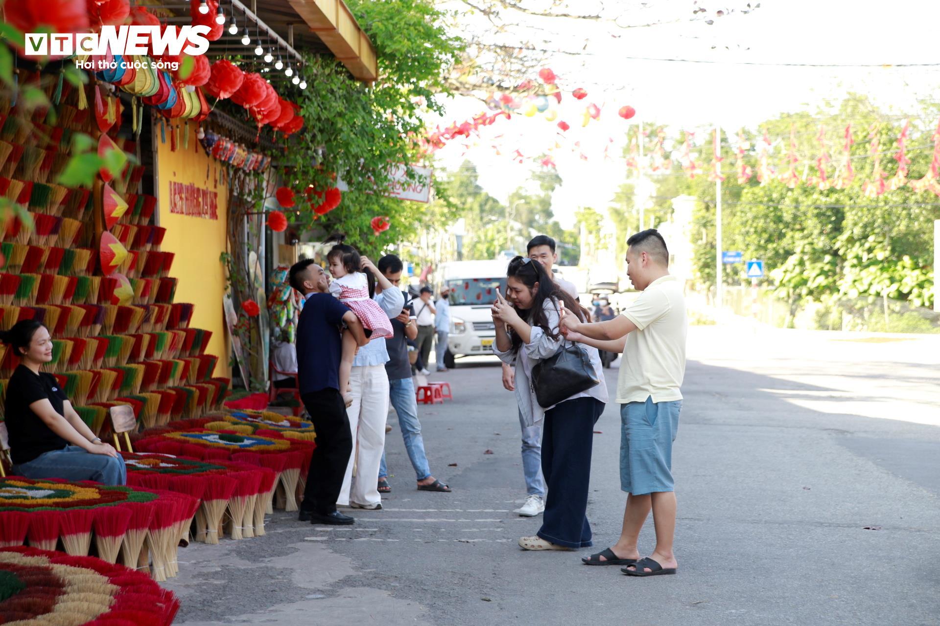 'Mùi Tết' ở làng nghề 700 tuổi hút khách du lịch bậc nhất Cố đô Huế - 3