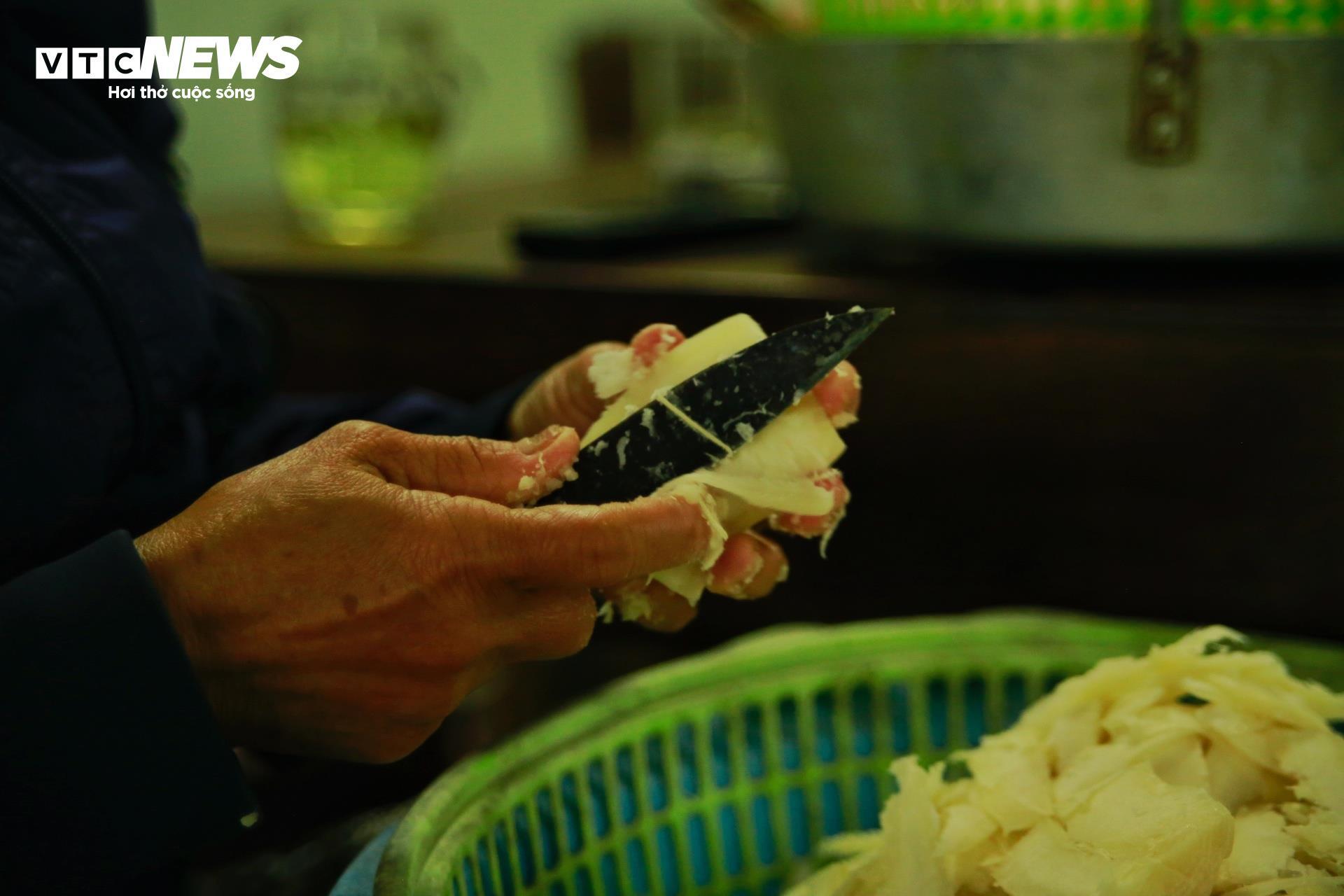 Bí quyết làm món 'mứt nhà nghèo' ngon nức tiếng của cụ bà gần 90 tuổi ở Huế - 4