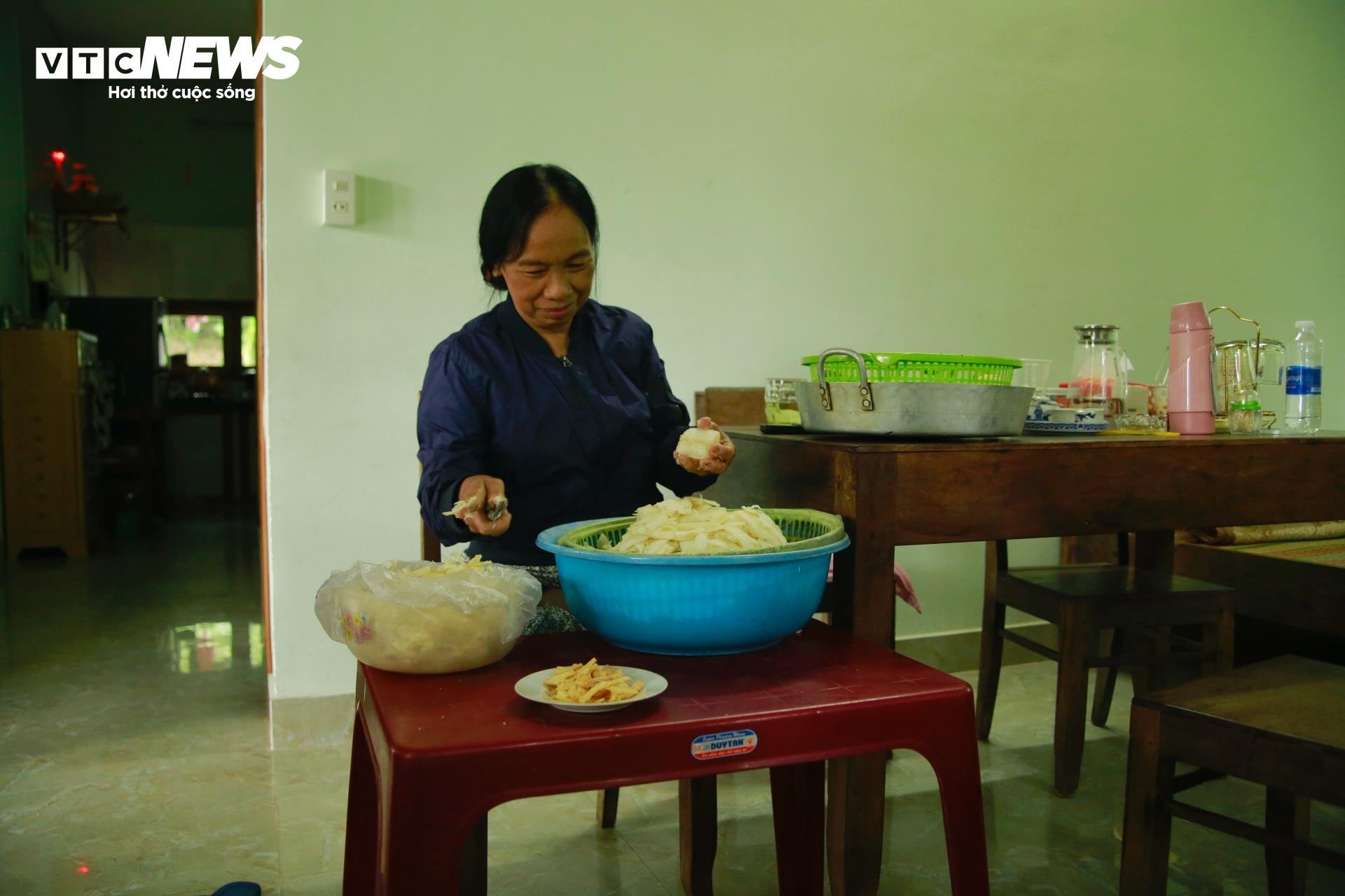 Bí quyết làm món 'mứt nhà nghèo' ngon nức tiếng của cụ bà gần 90 tuổi ở Huế - 9