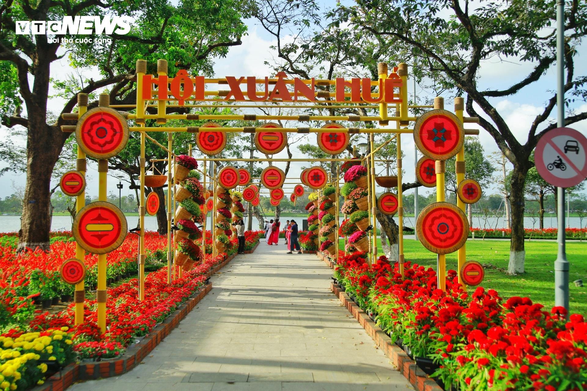 Dân Huế xúng xính áo dài đến hội xuân chụp ảnh cùng linh vật ngựa bên sông Hương - 1