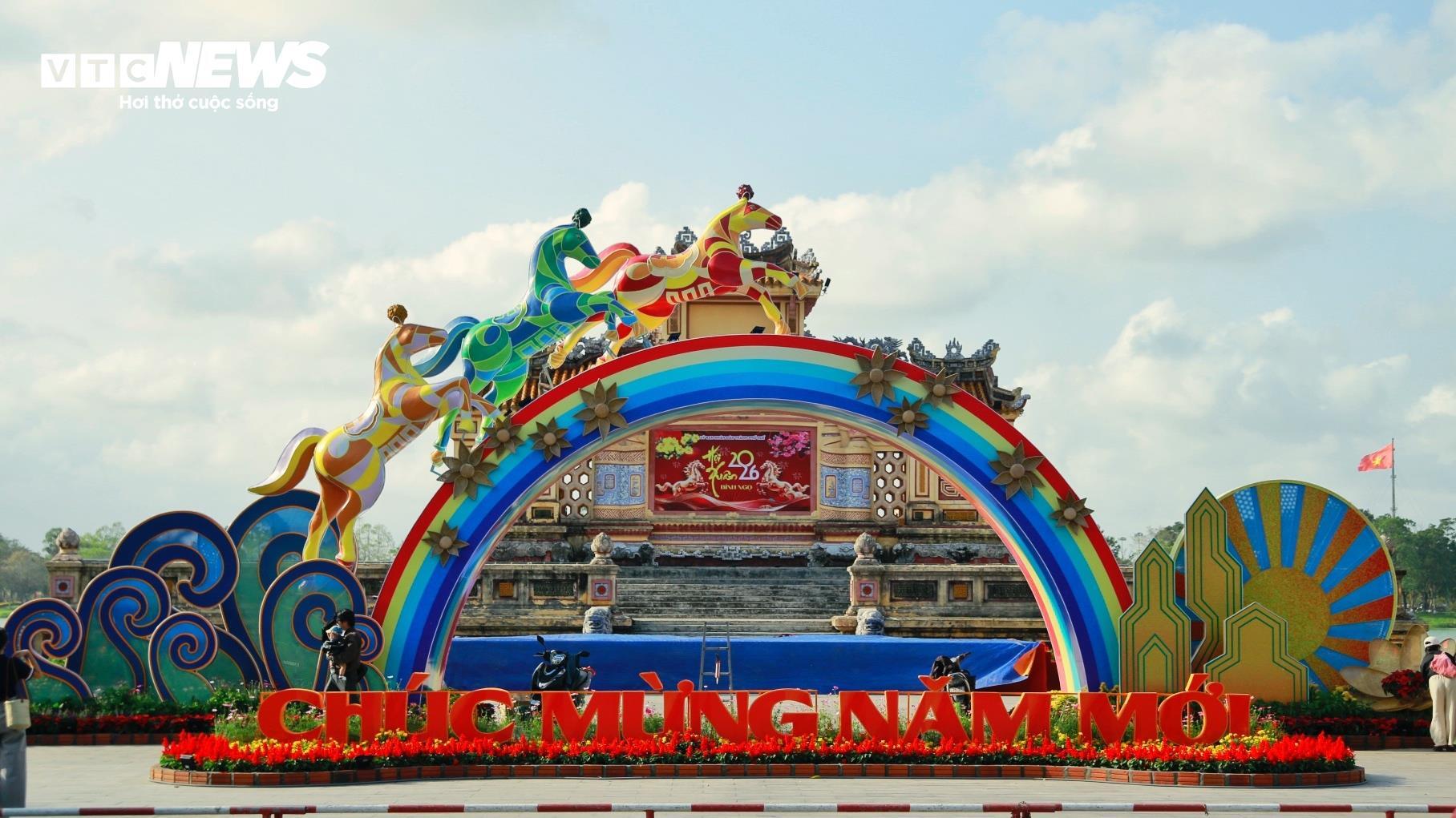 Dân Huế xúng xính áo dài đến hội xuân chụp ảnh cùng linh vật ngựa bên sông Hương - 7