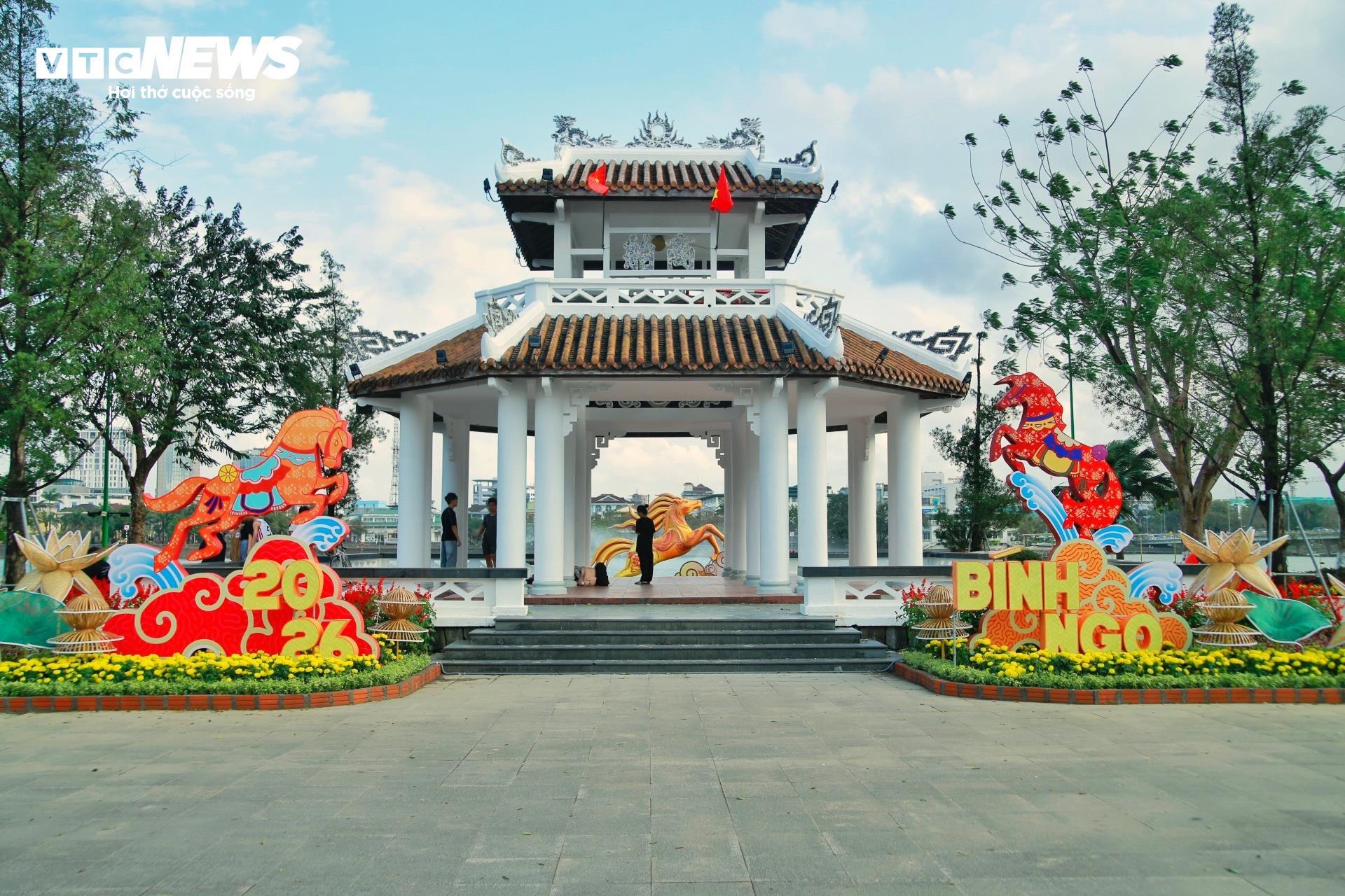 Dân Huế xúng xính áo dài đến hội xuân chụp ảnh cùng linh vật ngựa bên sông Hương - 3