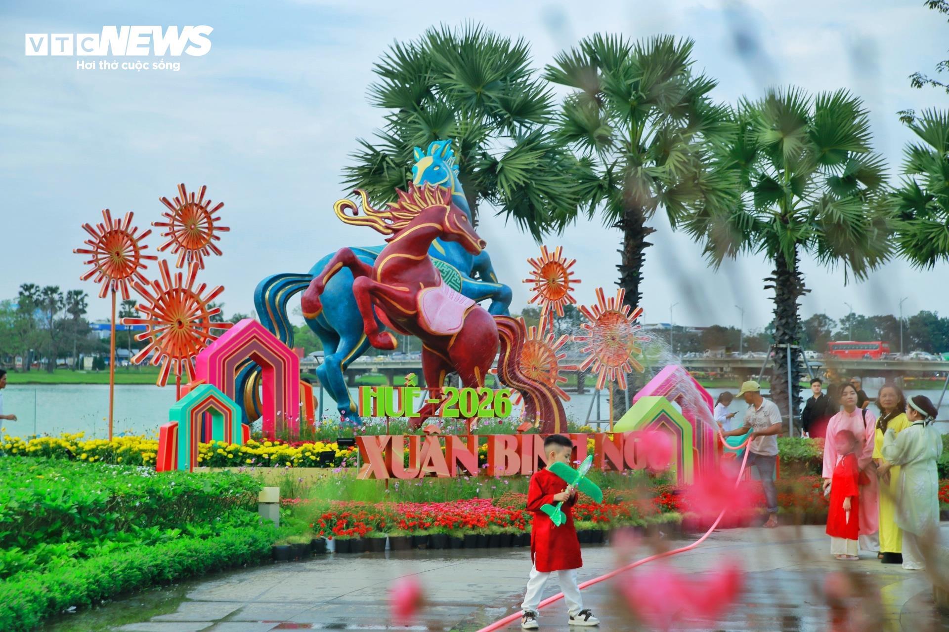 Dân Huế xúng xính áo dài đến hội xuân chụp ảnh cùng linh vật ngựa bên sông Hương - 2