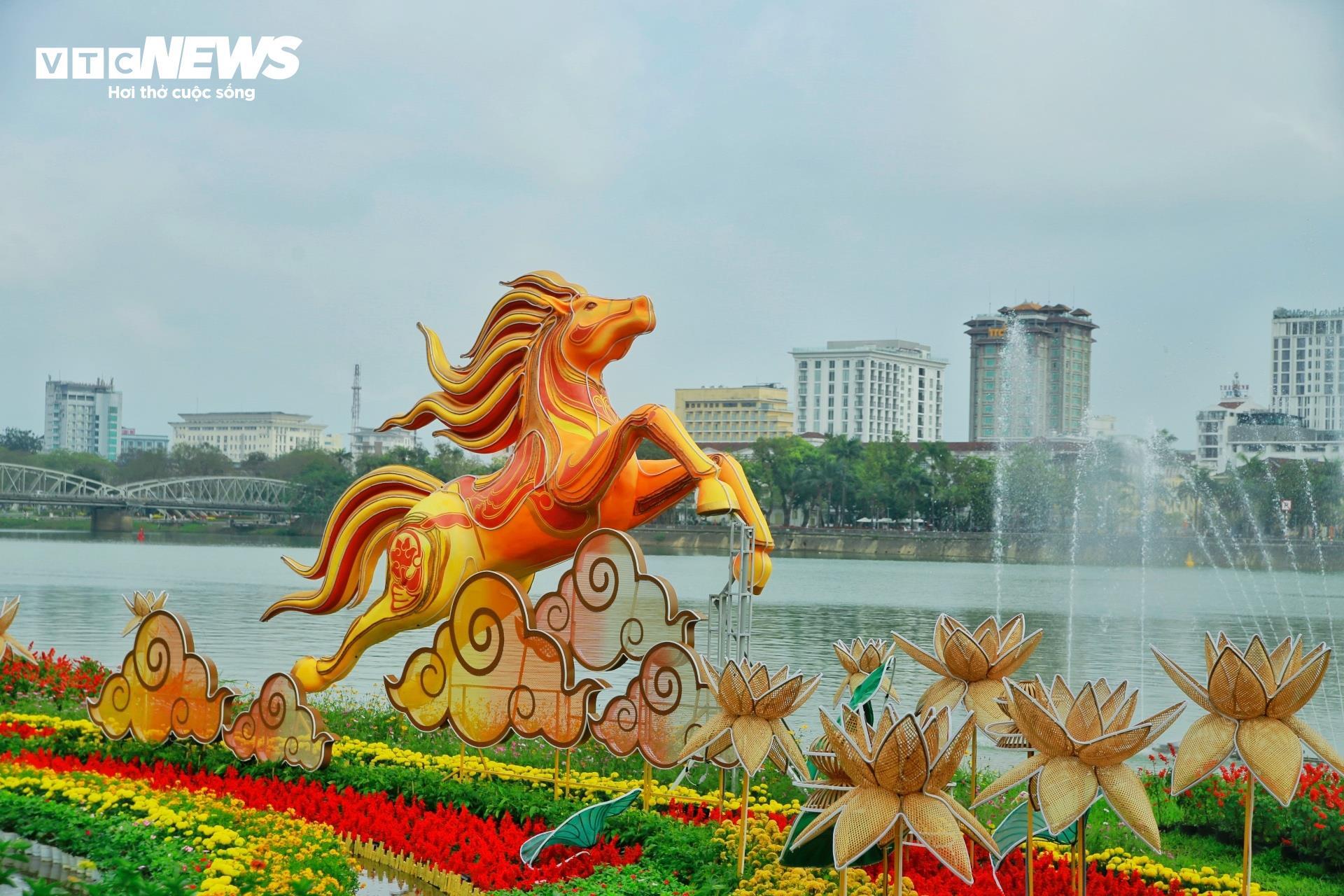 Dân Huế xúng xính áo dài đến hội xuân chụp ảnh cùng linh vật ngựa bên sông Hương - 4