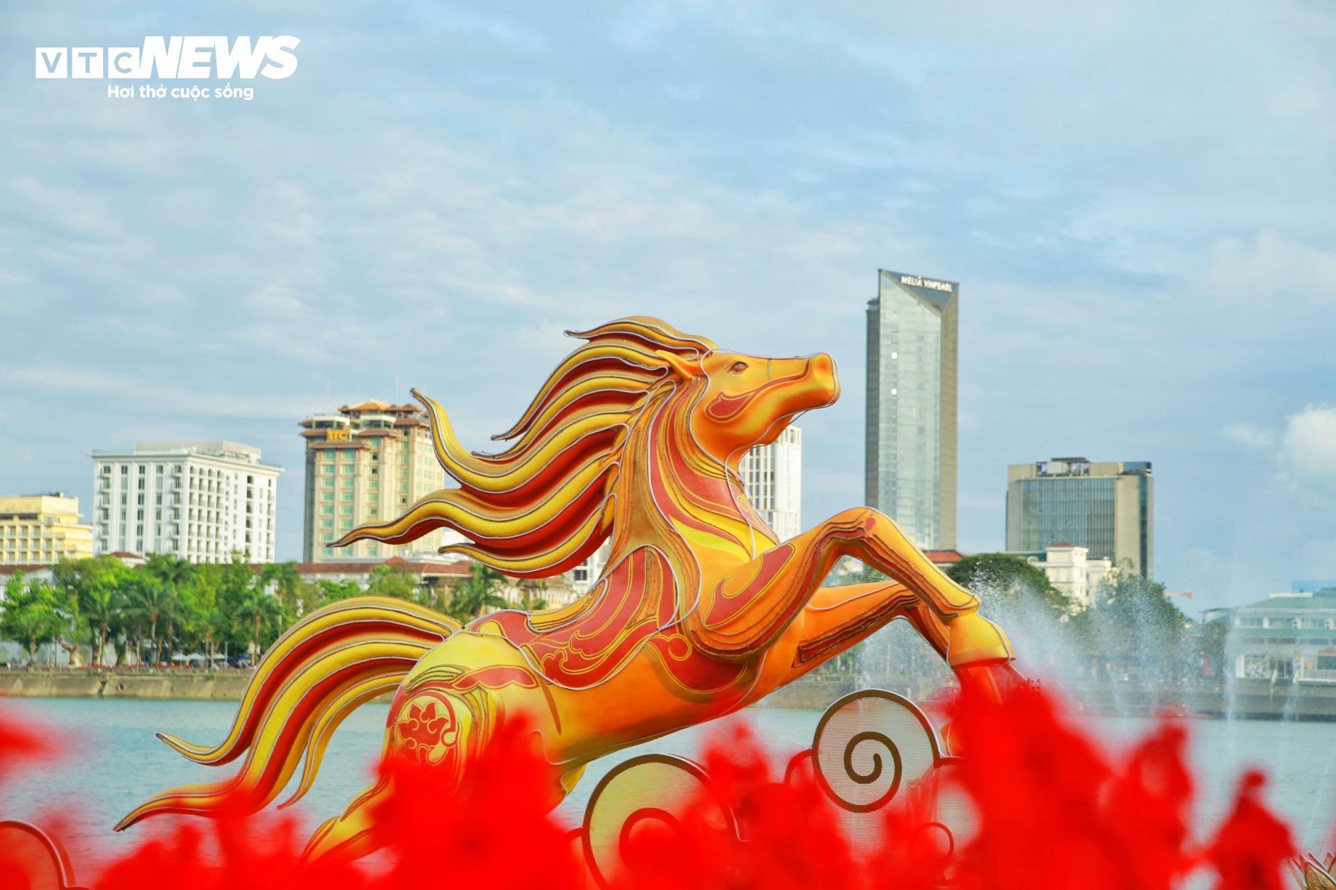 Dân Huế xúng xính áo dài đến hội xuân chụp ảnh cùng linh vật ngựa bên sông Hương - 5