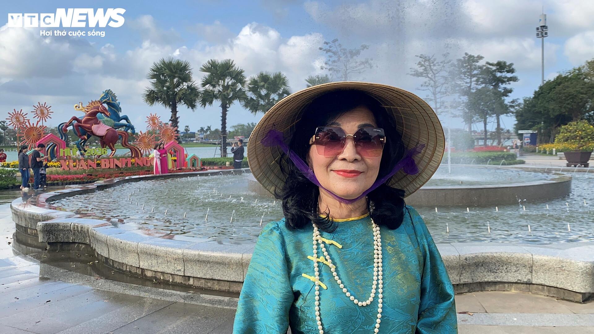 Dân Huế xúng xính áo dài đến hội xuân chụp ảnh cùng linh vật ngựa bên sông Hương - 8