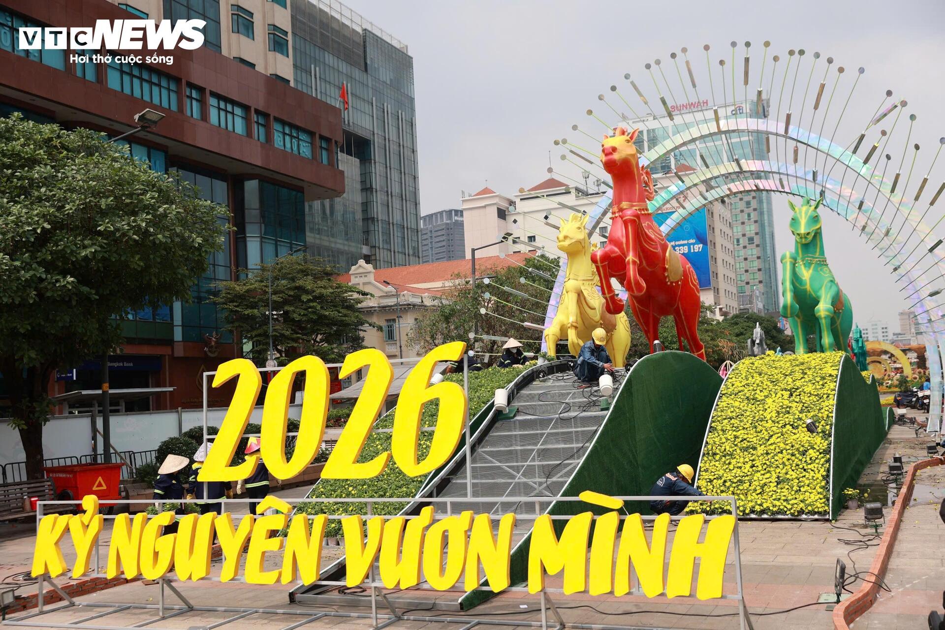 Đường hoa Nguyễn Huệ gấp rút hoàn thiện, lộ diện loạt linh vật ngựa độc đáo - 7