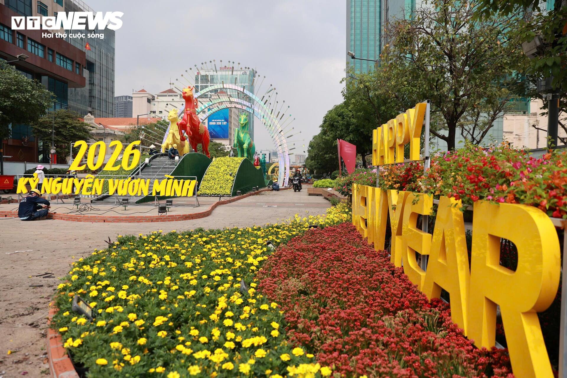 Đường hoa Nguyễn Huệ gấp rút hoàn thiện, lộ diện loạt linh vật ngựa độc đáo - 15