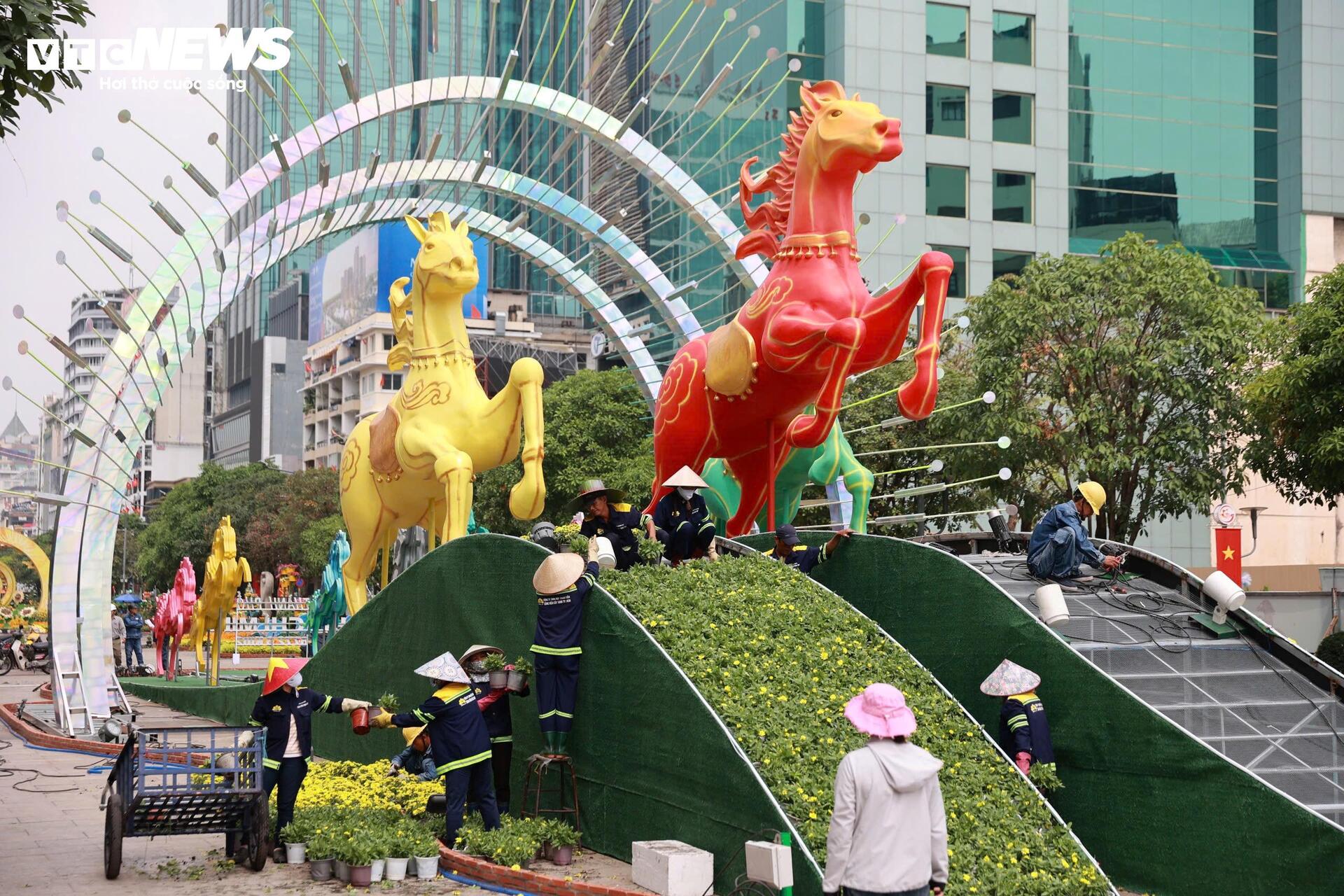 Đường hoa Nguyễn Huệ gấp rút hoàn thiện, lộ diện loạt linh vật ngựa độc đáo - 13